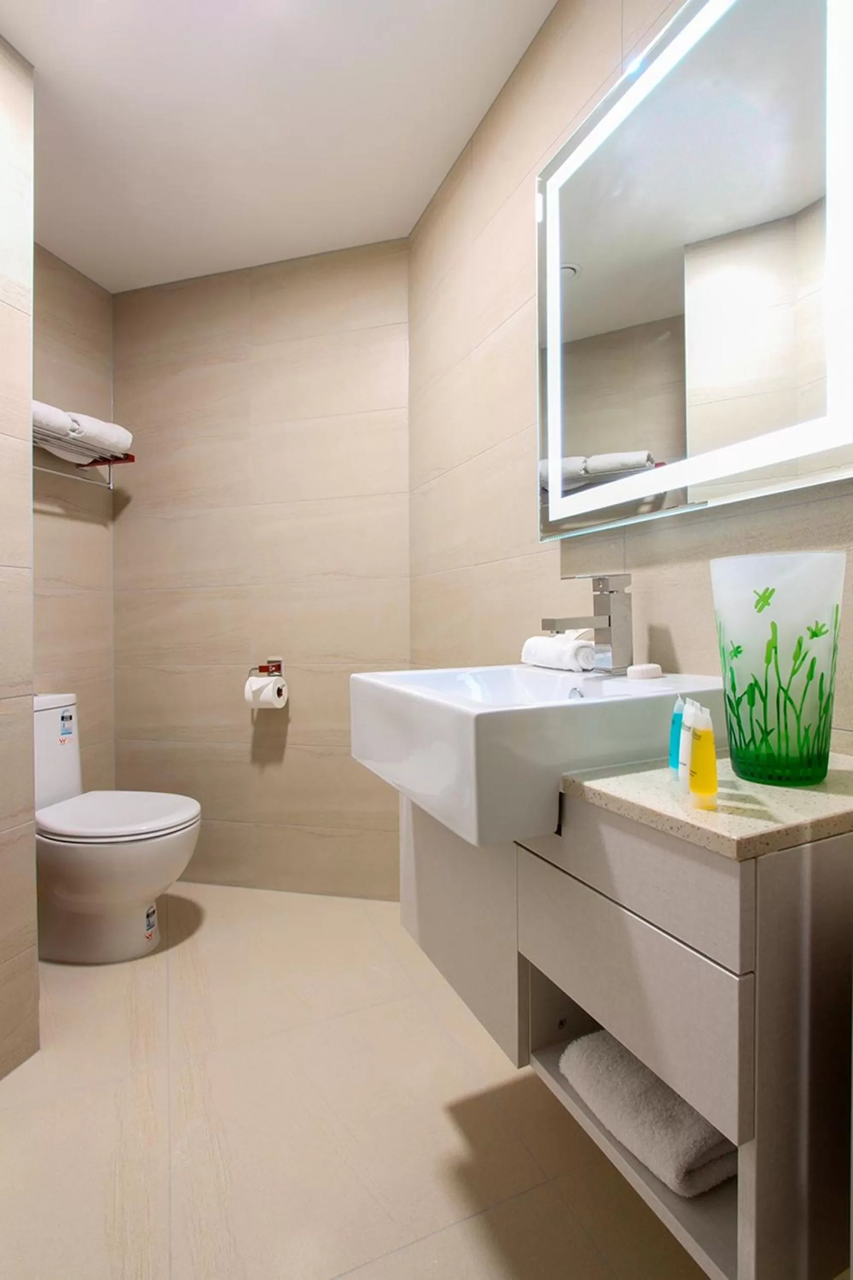 Toilet in VR Queen Street Hotel & Suites