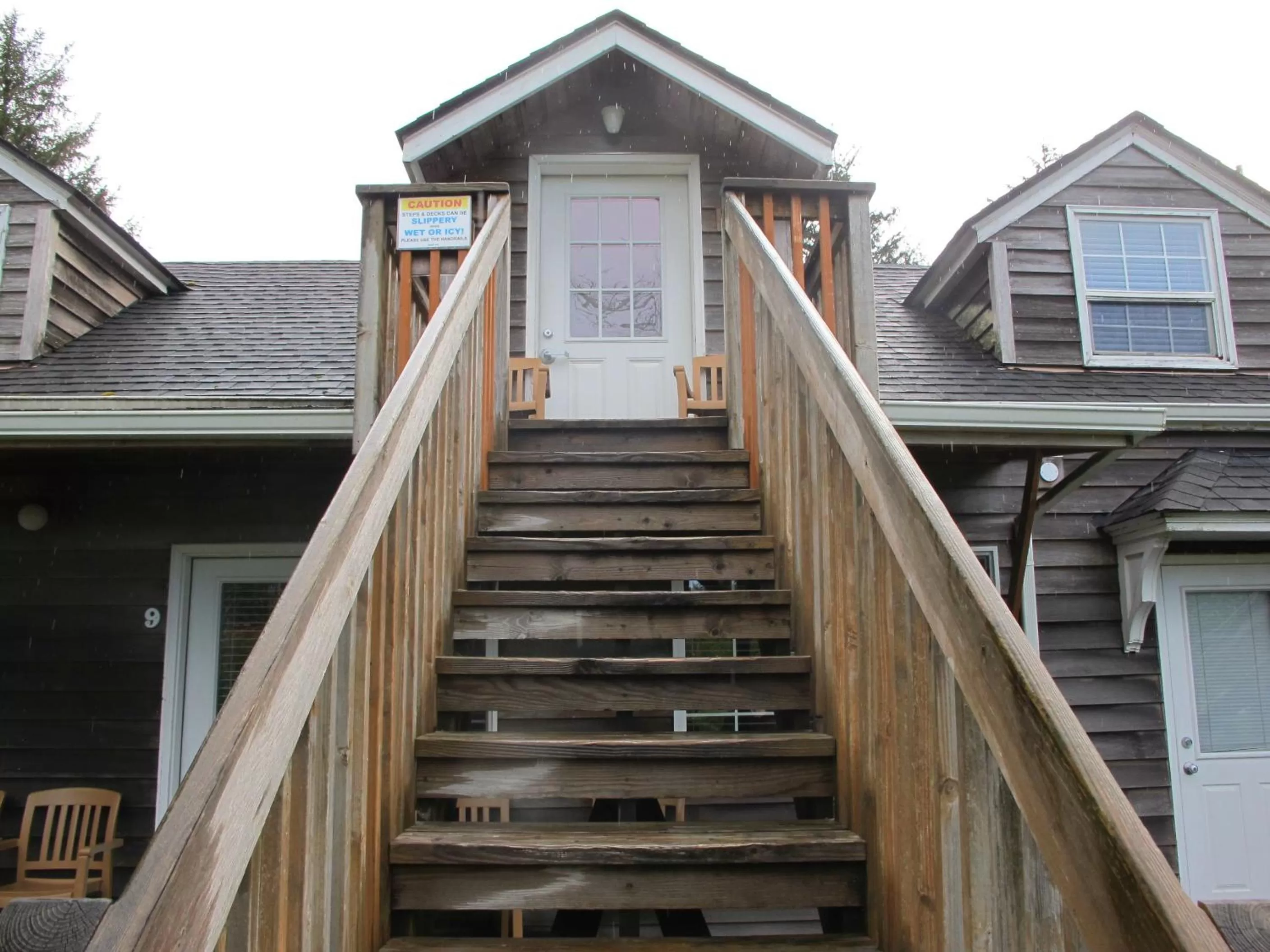 Facade/entrance in Ecola Creek Lodge