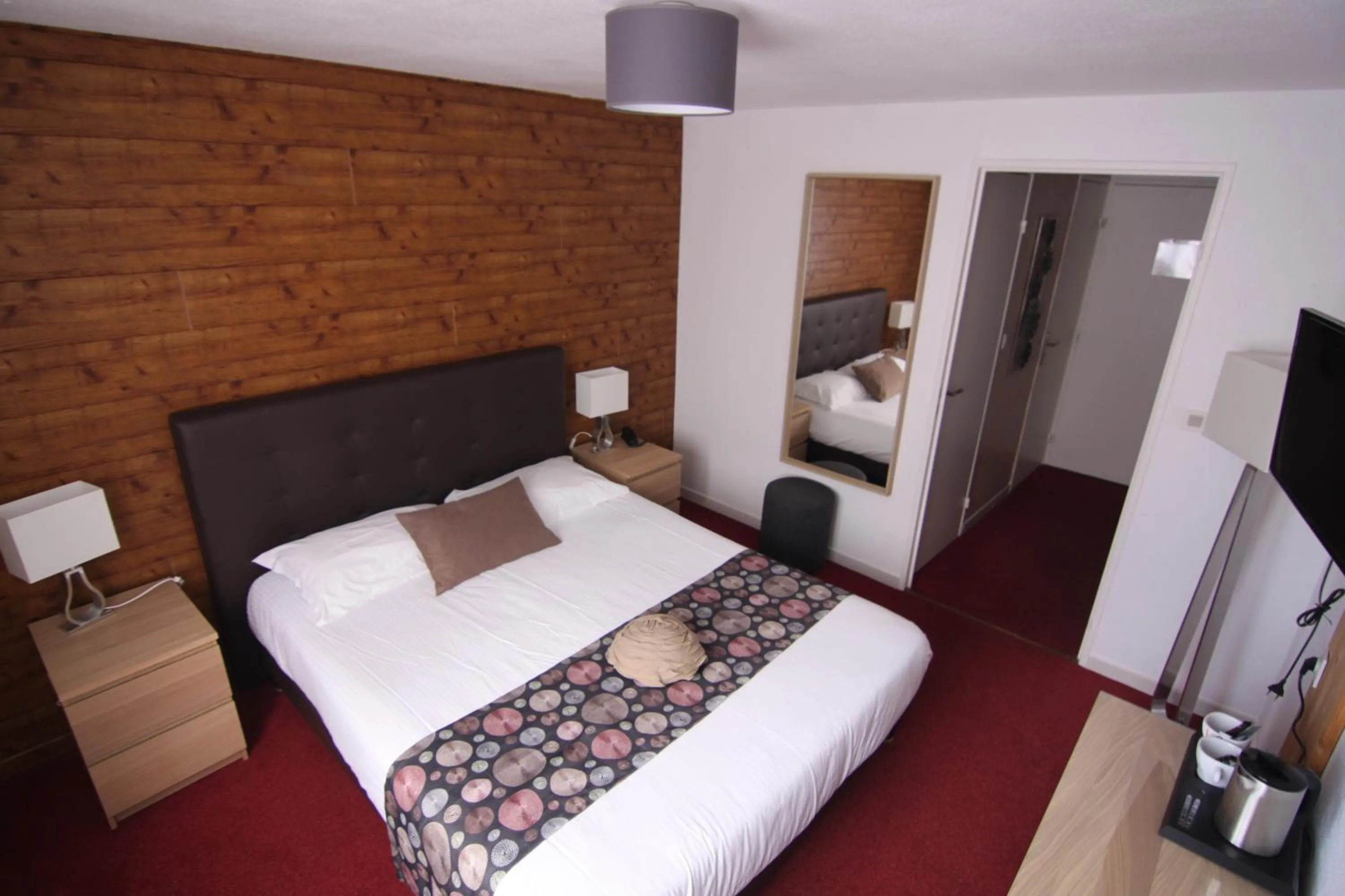 Bed in Logis Hotel Le Lac