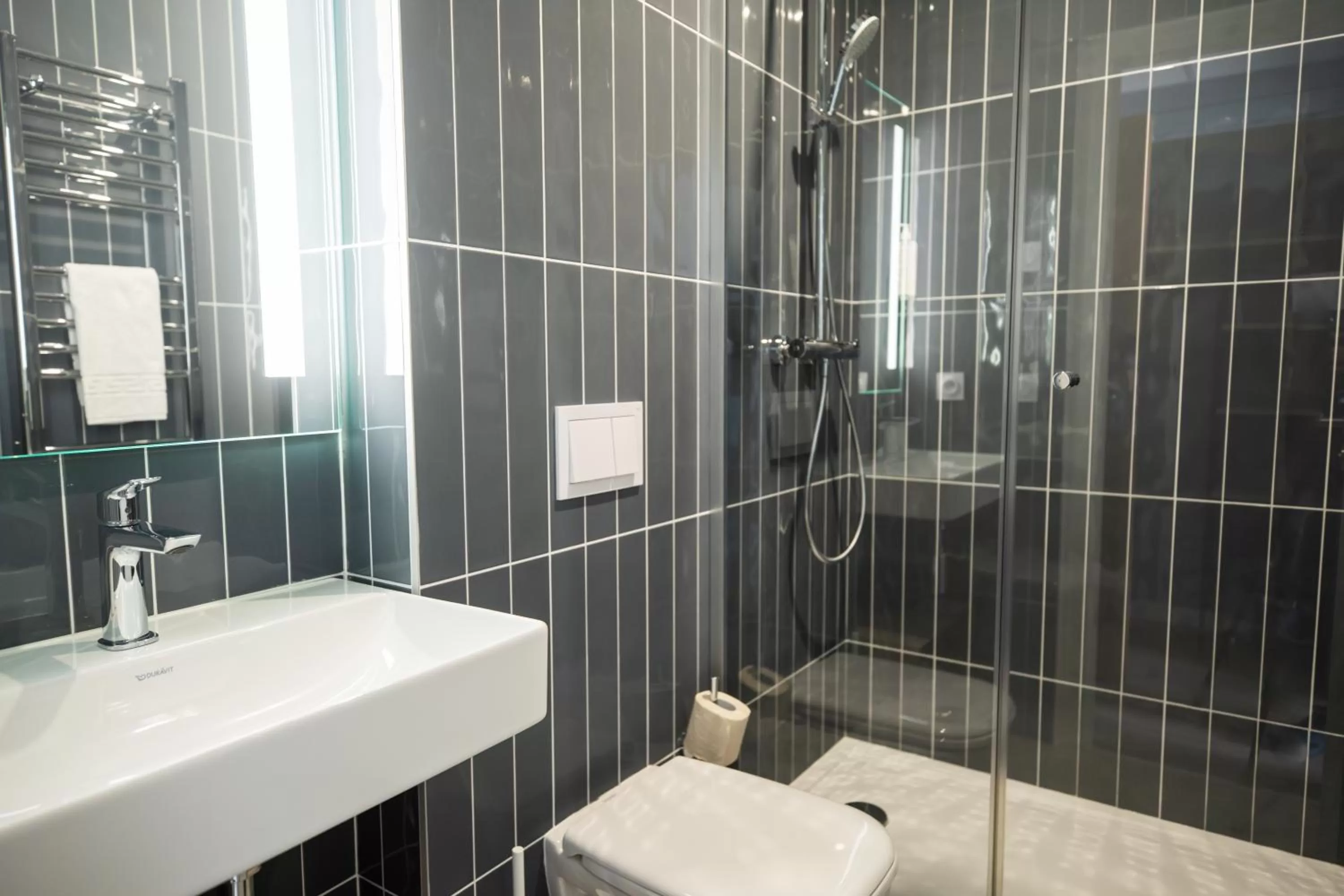 Shower in Hôtel de la Baie