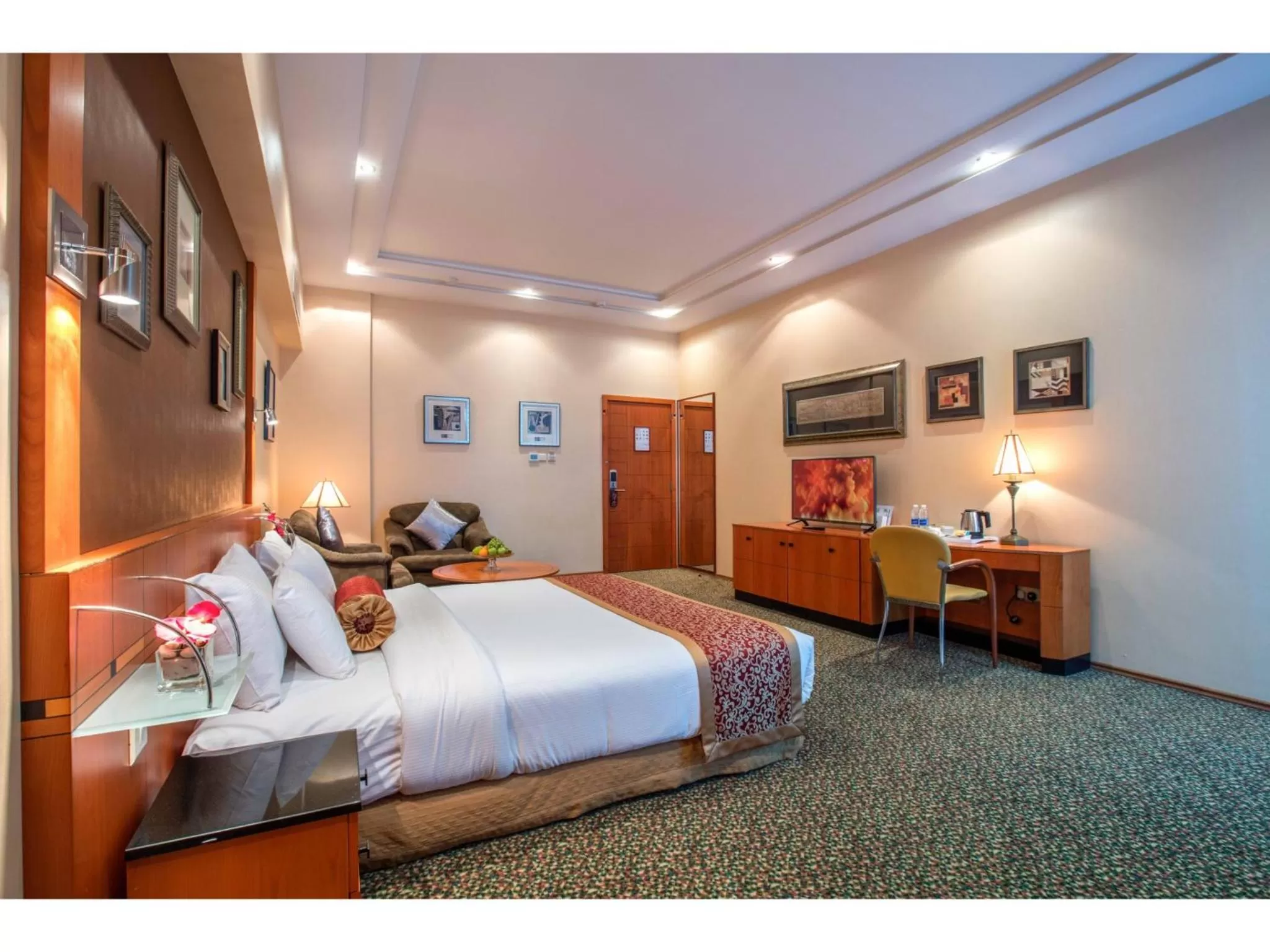 Living room, Bed in Gulf Court Hotel