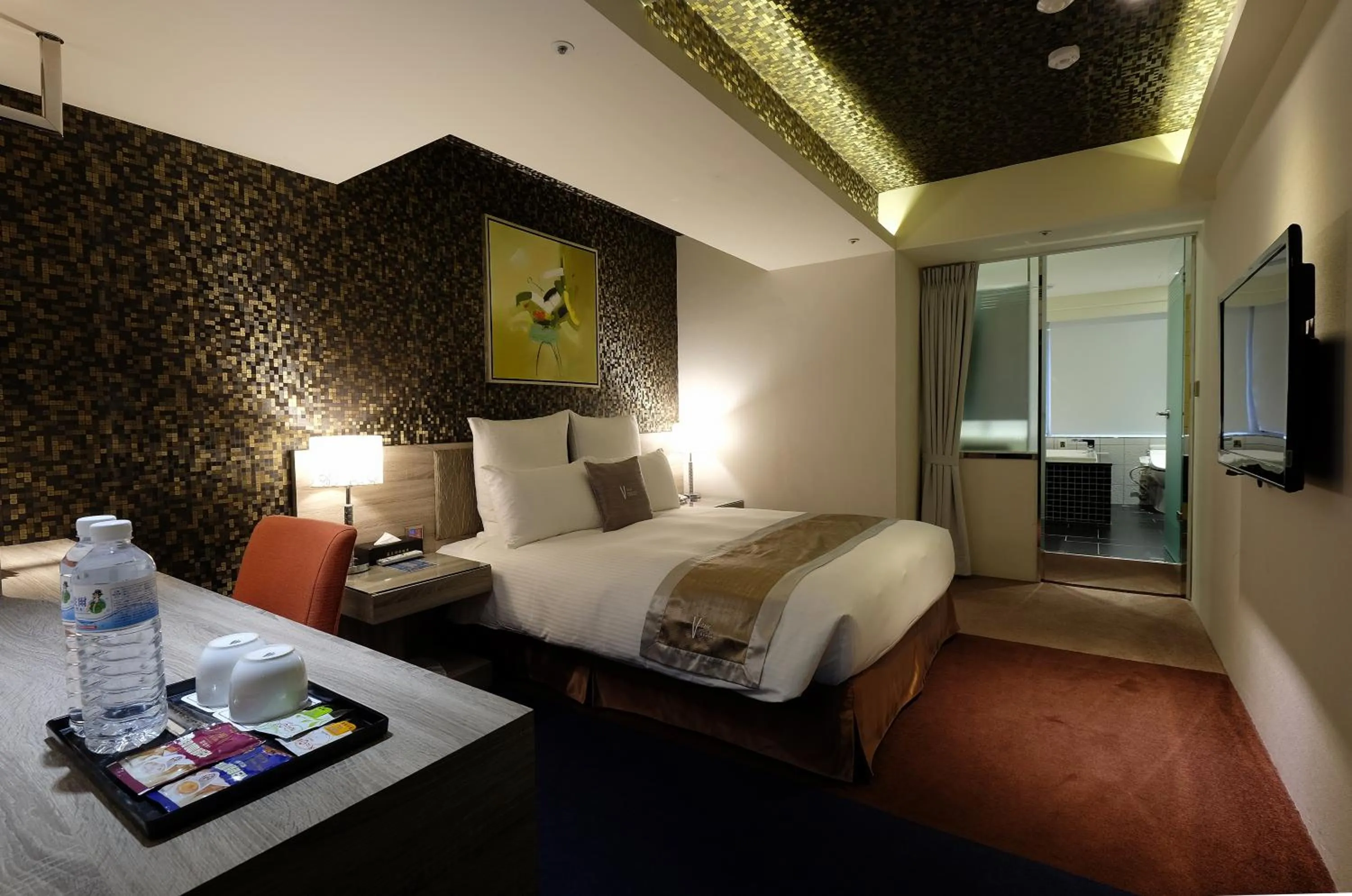 Photo of the whole room, Bed in V-one Vogue Hotel