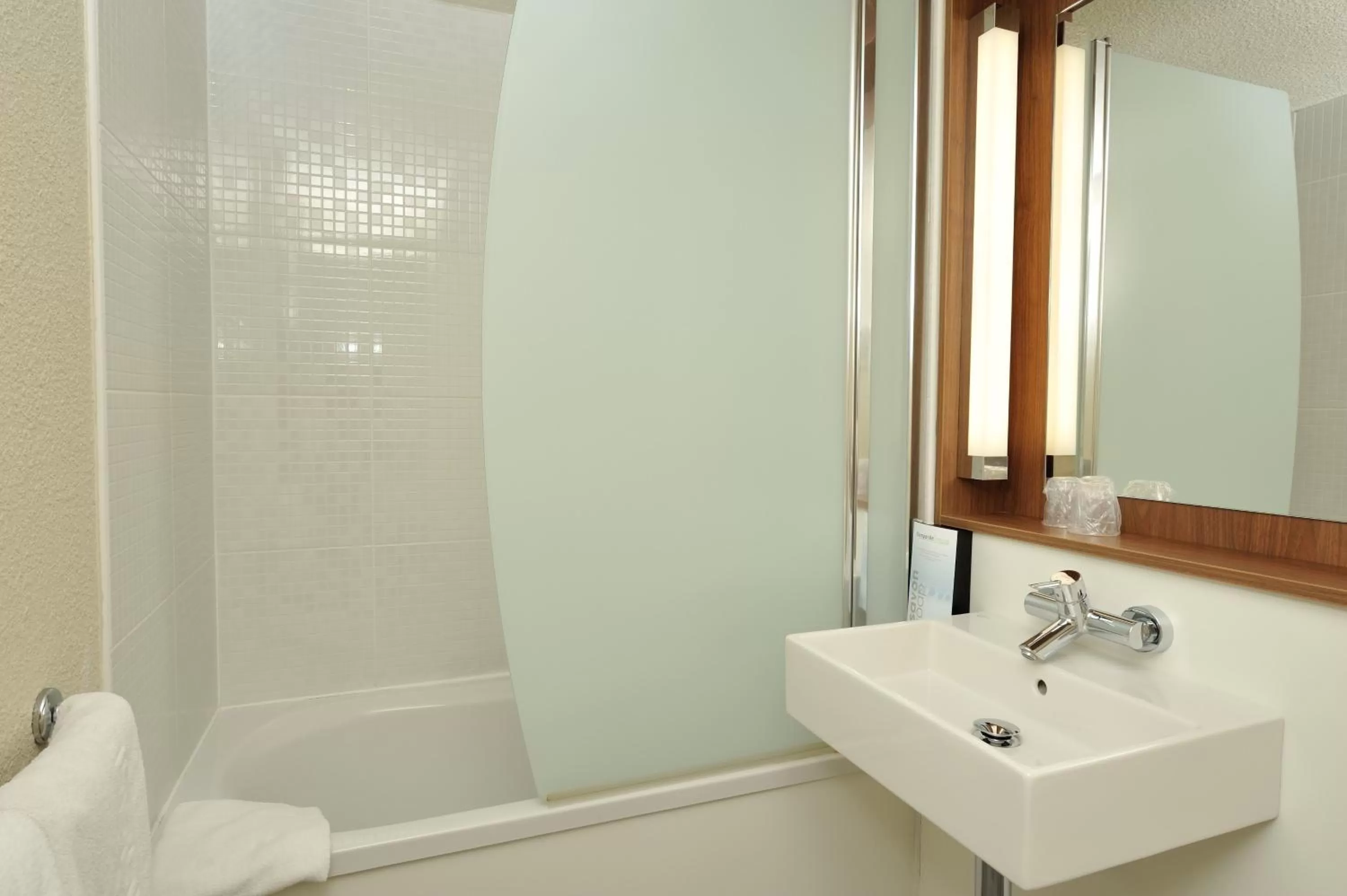 Triple Room (1 Double Bed + 1 Single Bed) in Campanile Hotel Beauvais