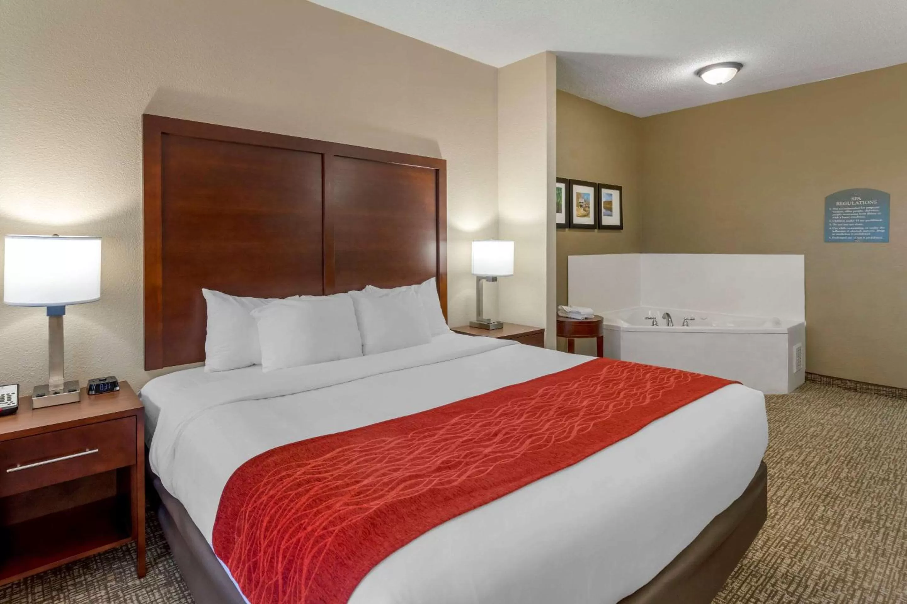 Photo of the whole room, Bed in comfort & inn Suites