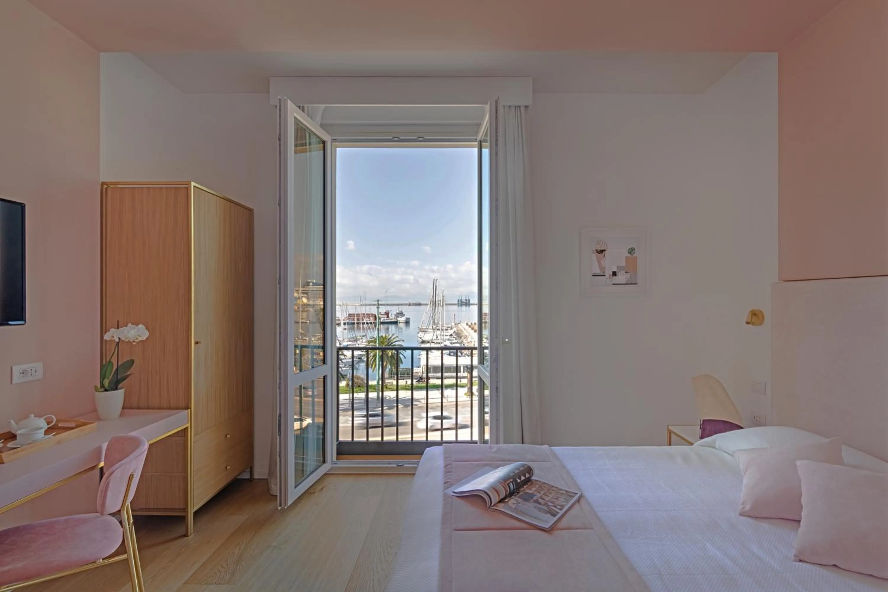 View (from property/room), Bed in Hotel Aristeo