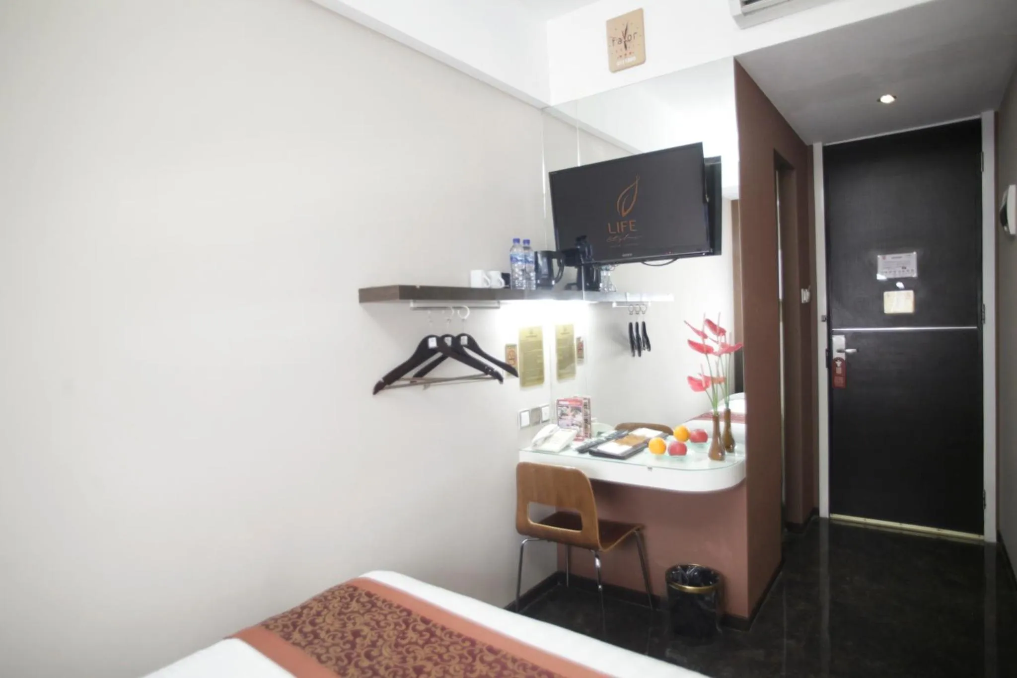 TV and multimedia, Bed in Favor Hotel Makassar City Center By LIFE