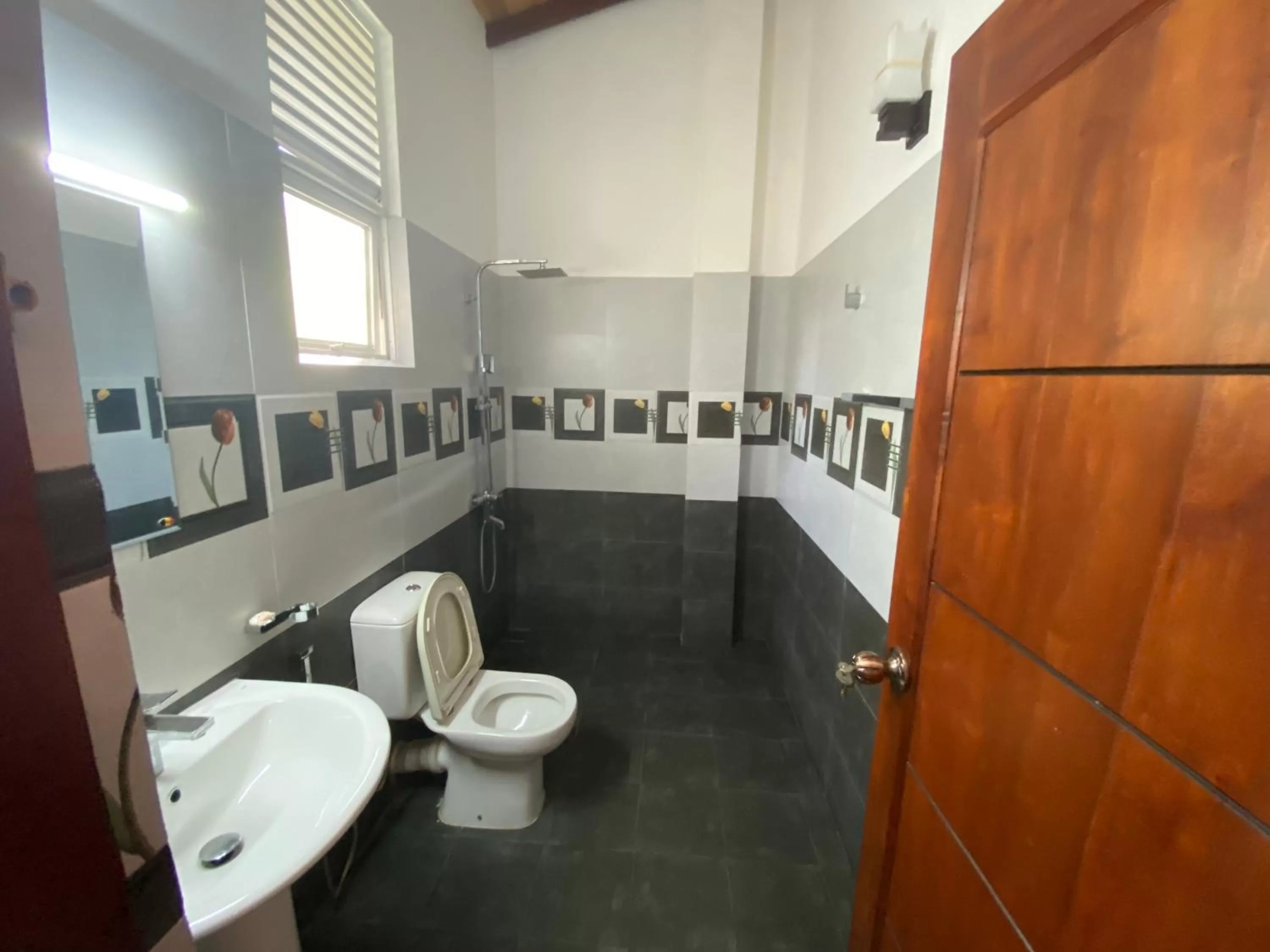 Toilet in The Kingslayer Resort