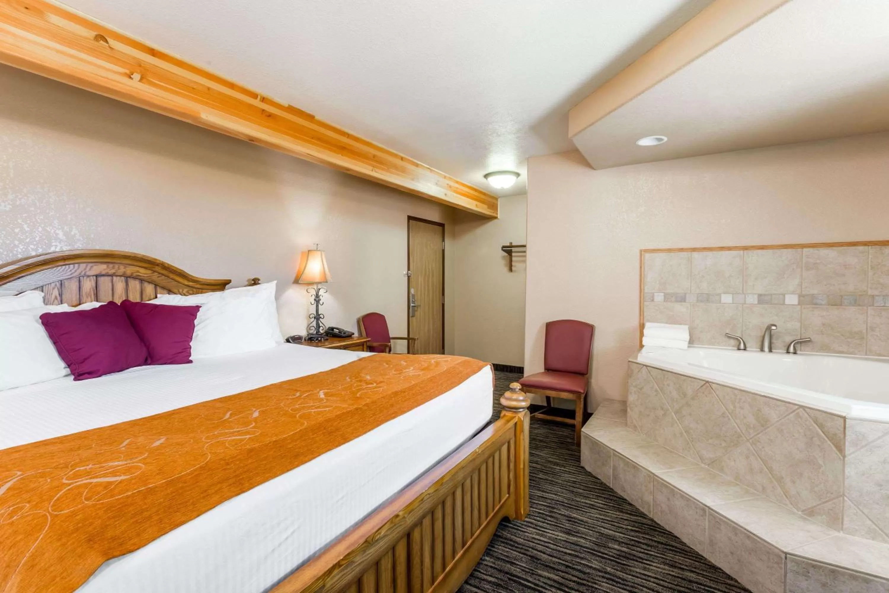 Photo of the whole room, Bed in Super 8 by Wyndham Lewistown