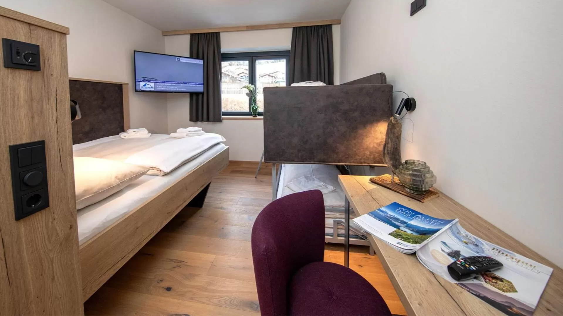 Photo of the whole room, Bed in Emma Deluxe Aparthotel direkt beim Skibus