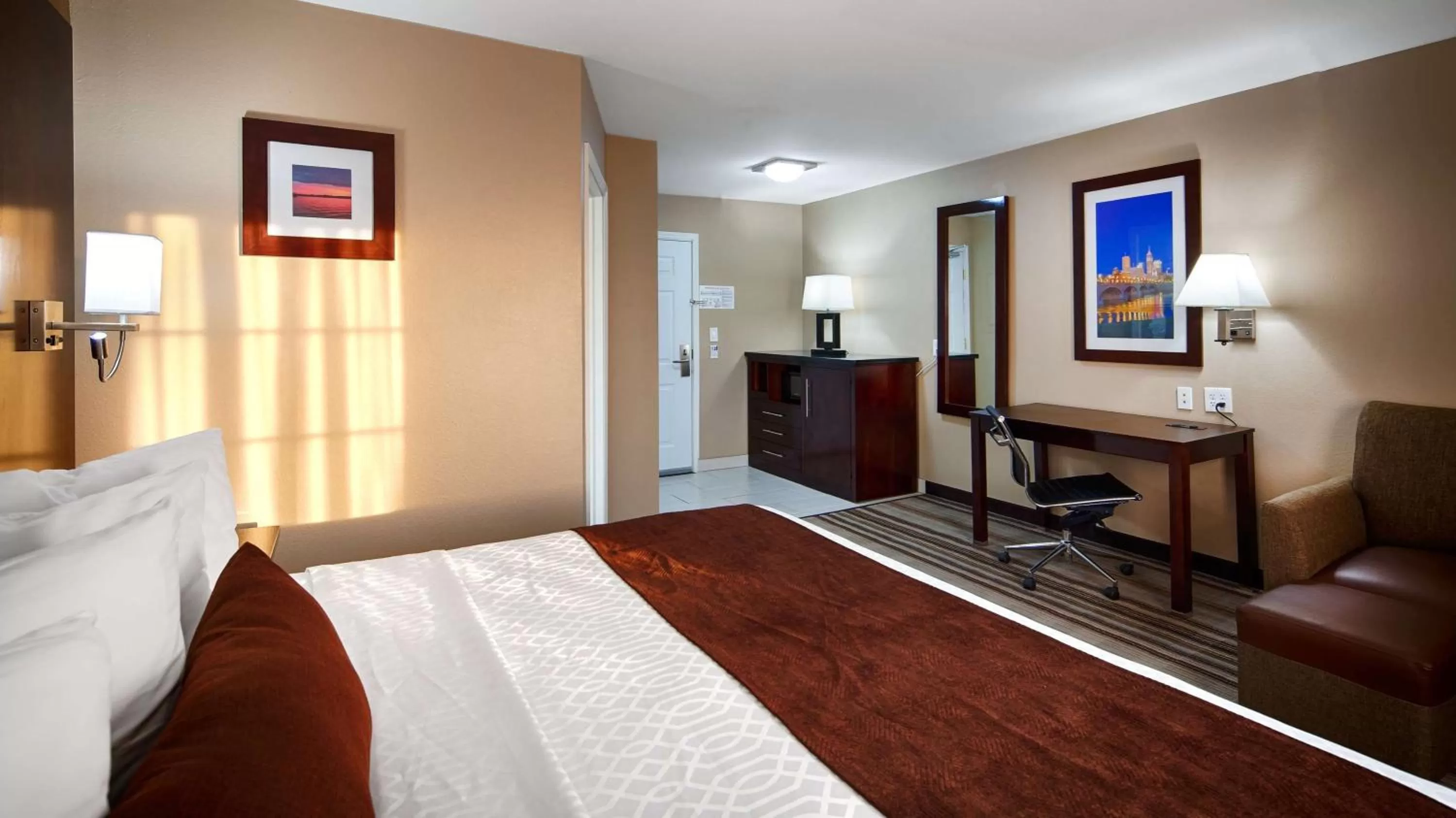 Photo of the whole room, Bed in Best Western Plus Crawfordsville Hotel