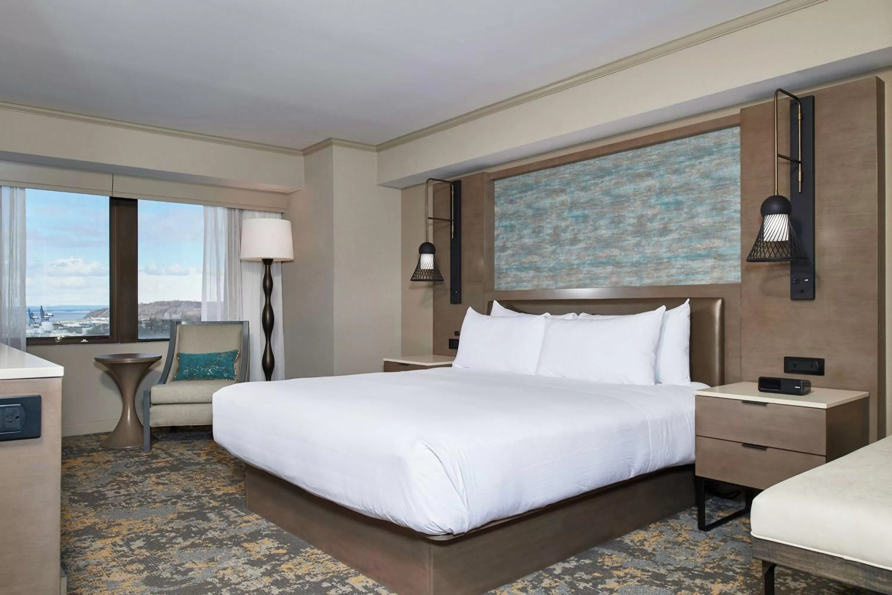 Living room, Bed in Hilton Anchorage