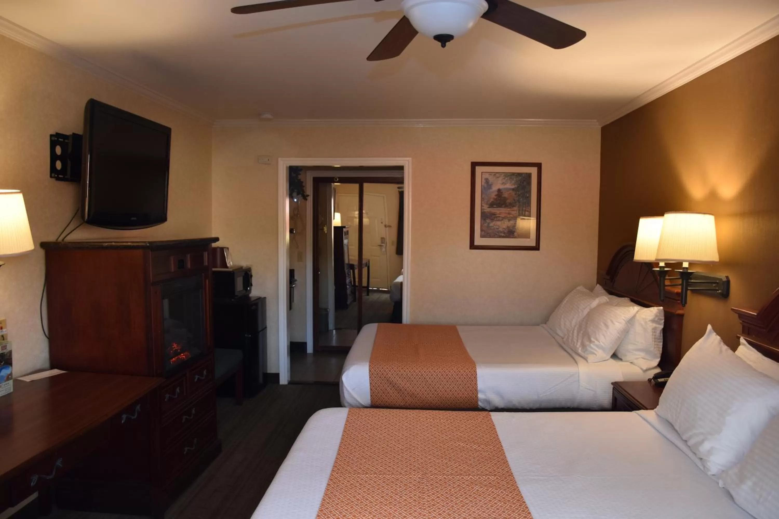 Deluxe Double Room in Dynasty Suites Redlands