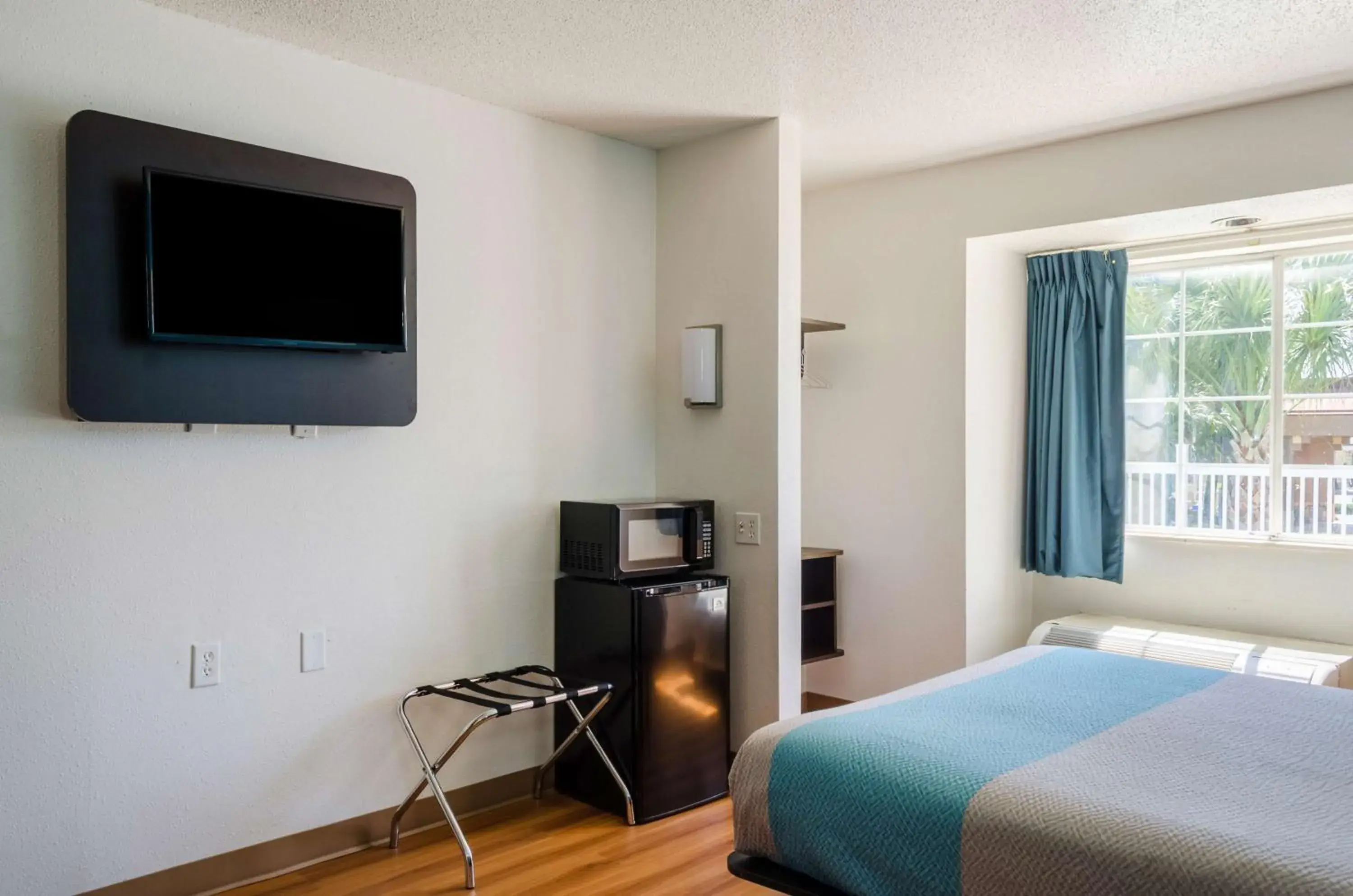 King Room with Roll-in Shower - single occupancy - Disability Access - Non-Smoking in Motel 6-Mobile, AL King Room with Roll-in Shower - single occupancy - Disability Access - Non-Smoking in Motel 6-Mobile, AL