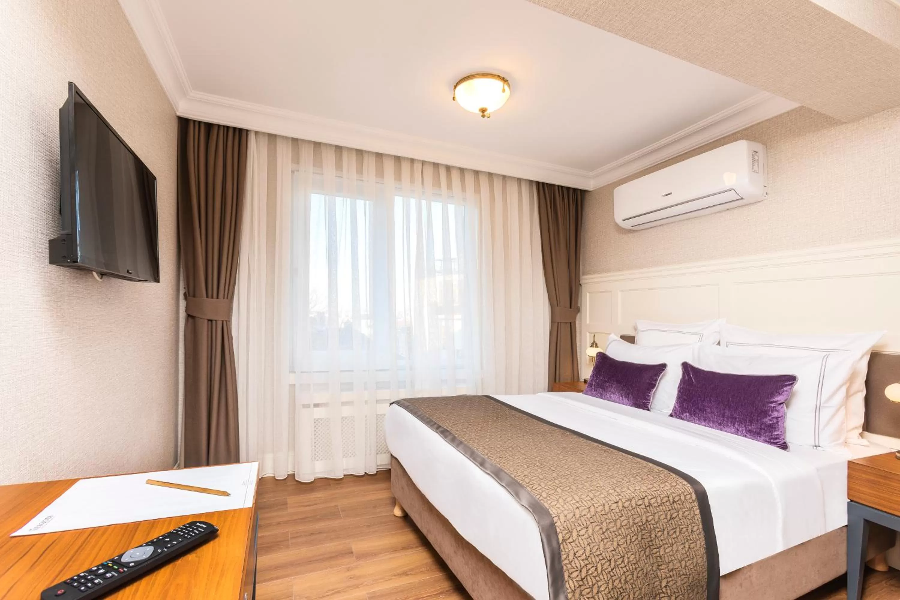 Communal lounge/ TV room, Bed in Meroddi La Porta