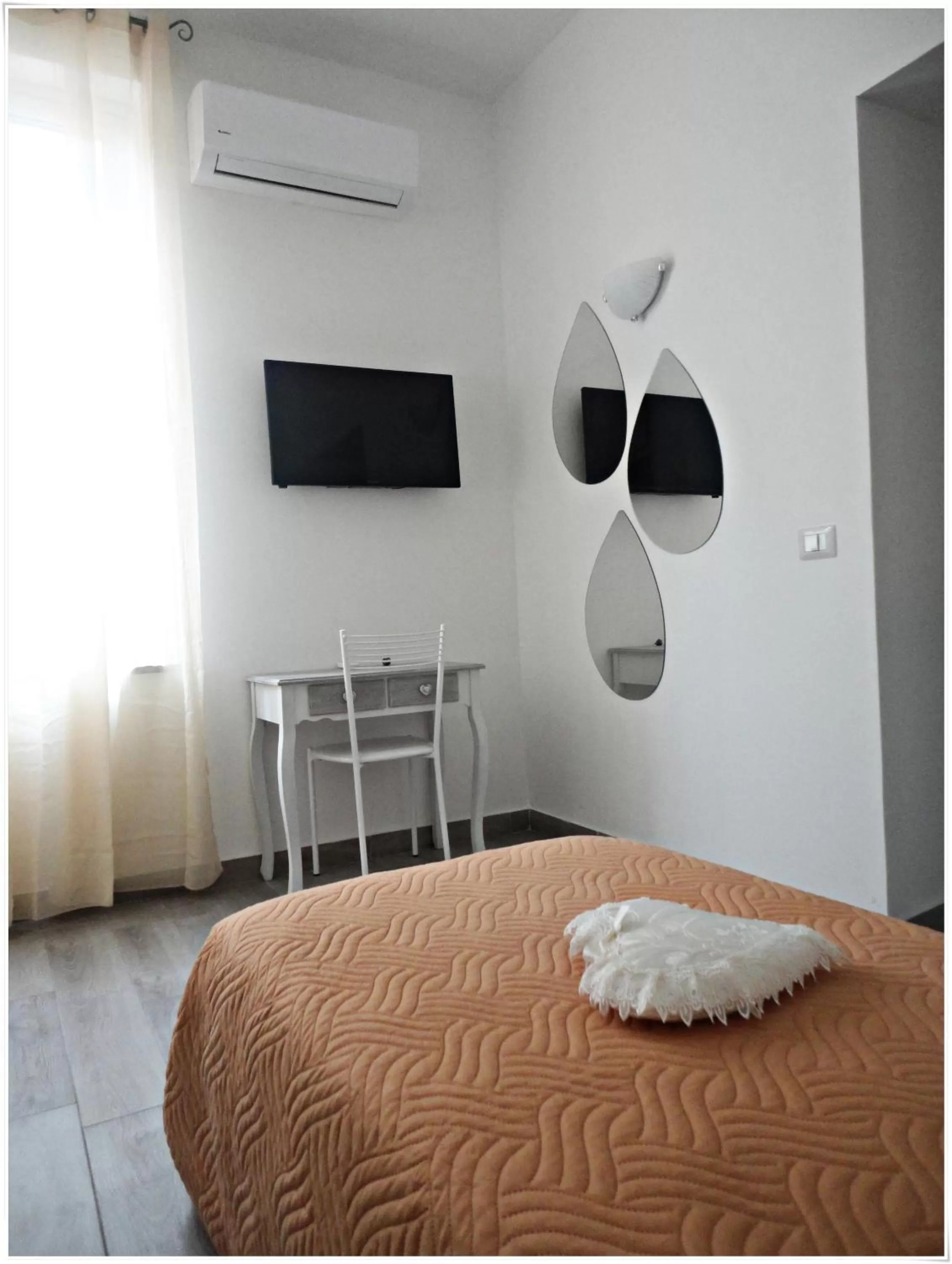 Shower, Bed in LunaBlù