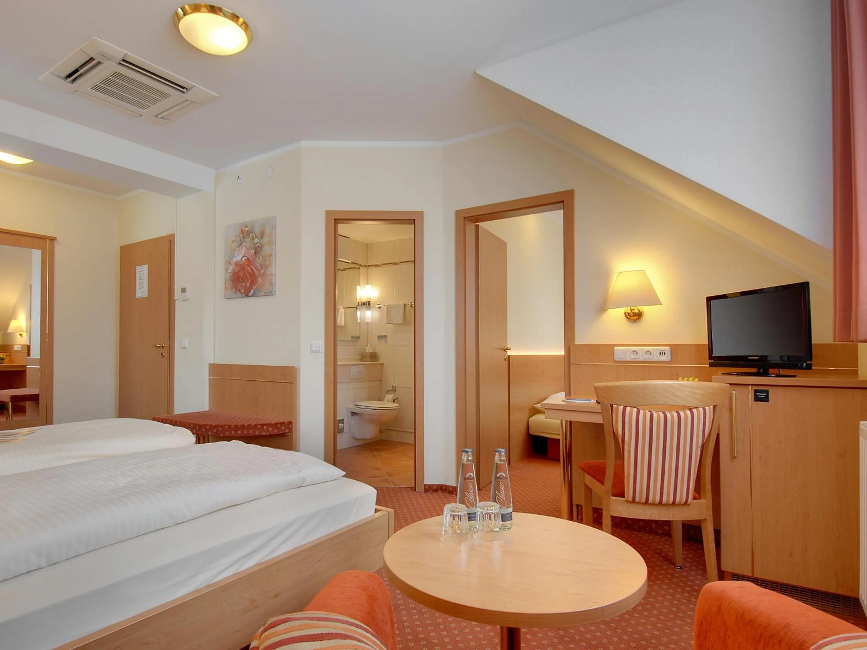 Photo of the whole room, Bed in Hotel Kriemhild am Hirschgarten