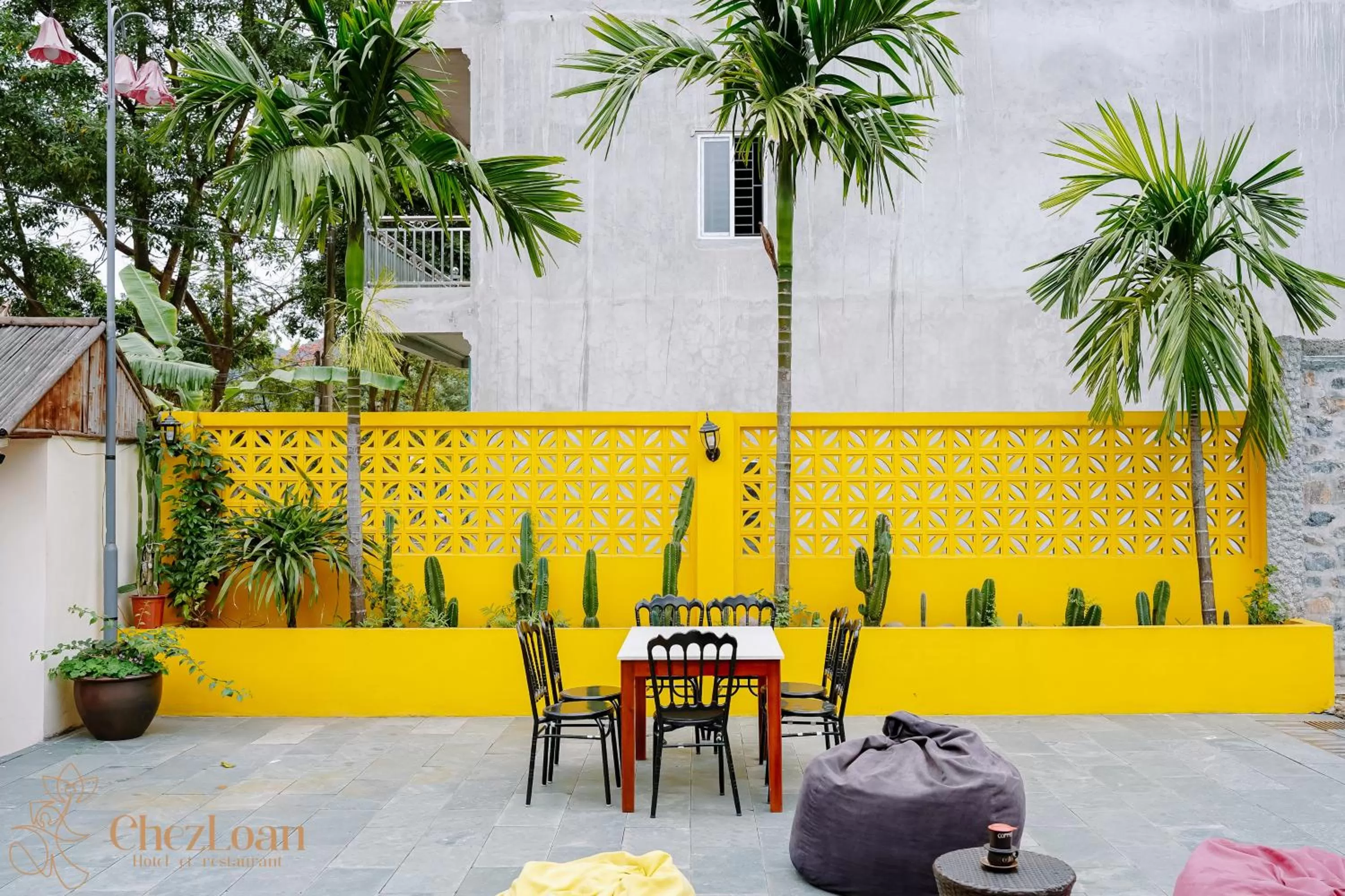 Swimming pool in Chez Loan Hotel