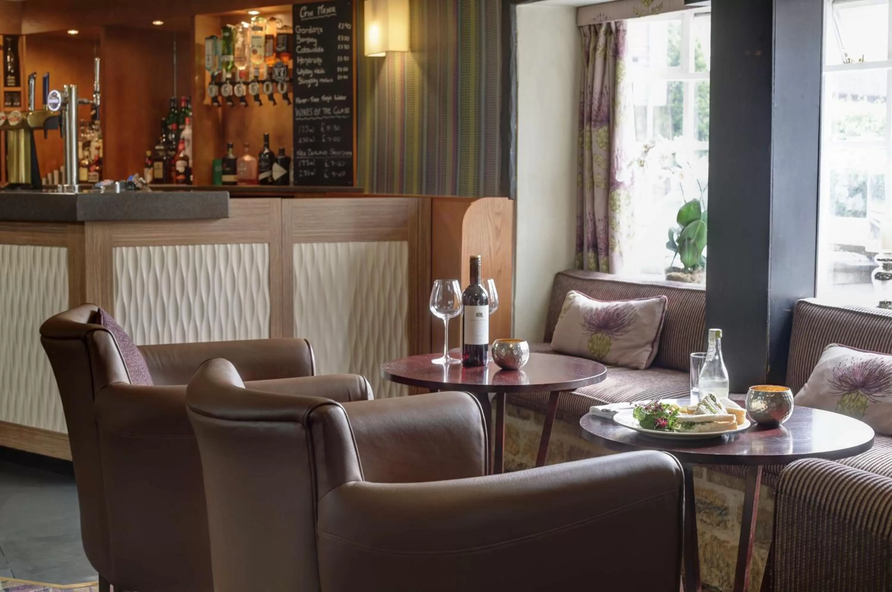 Lounge or bar in Banbury Wroxton House Hotel