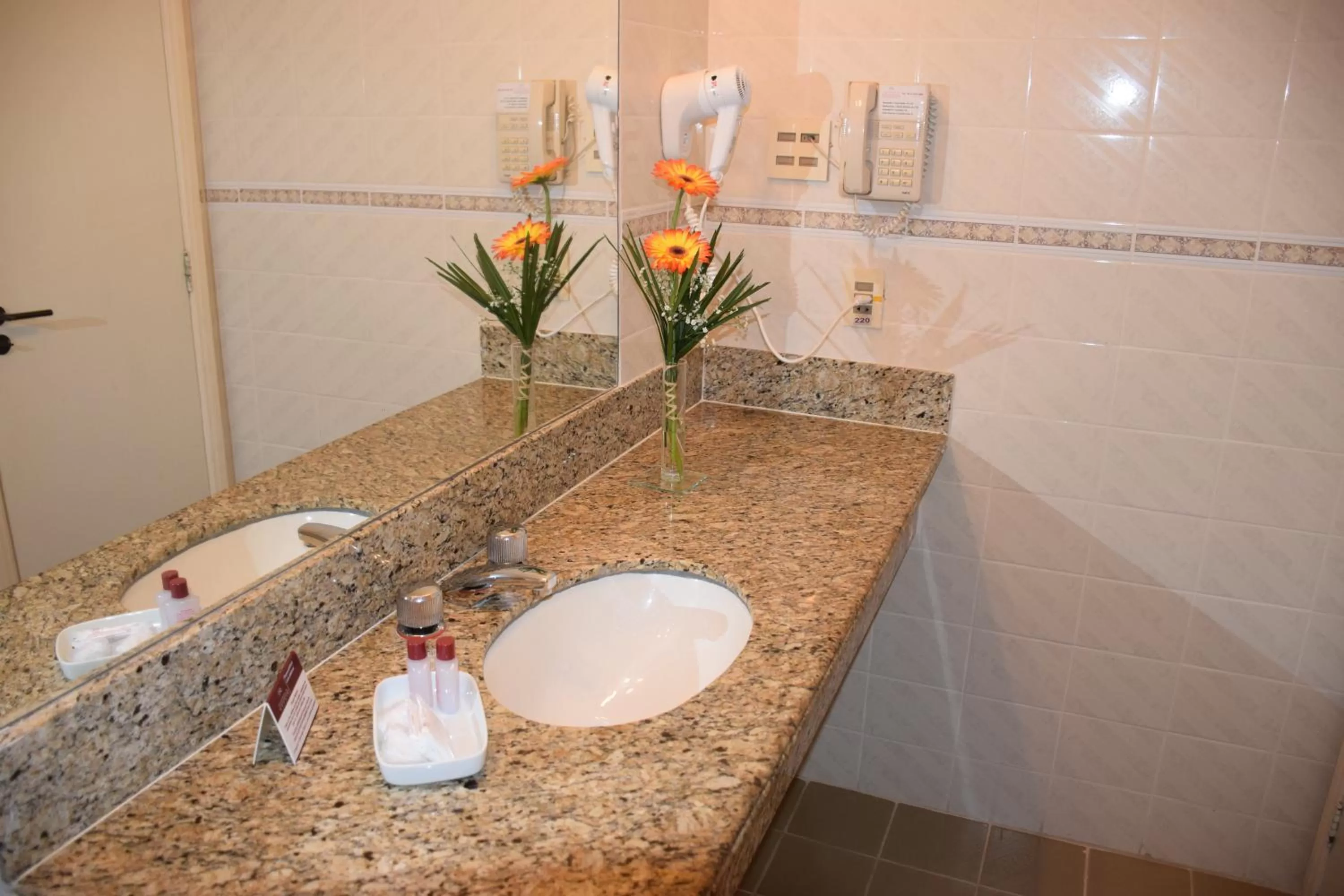 Bathroom in Augusto's Copacabana Hotel