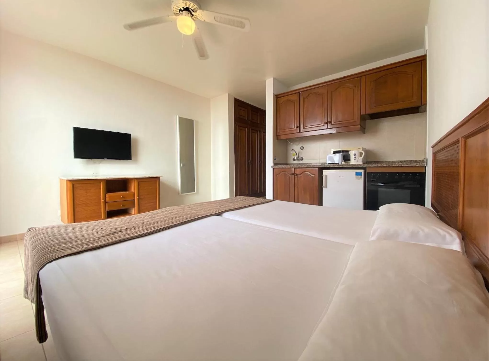 Living room, Bed in Laguna Park 2