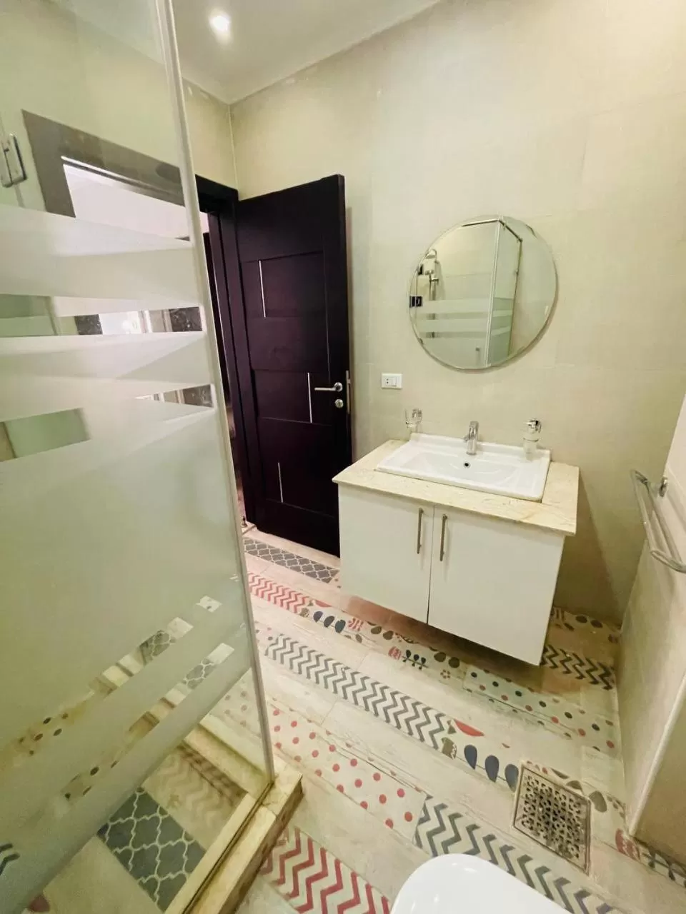 Shower in Solima Pyramids View