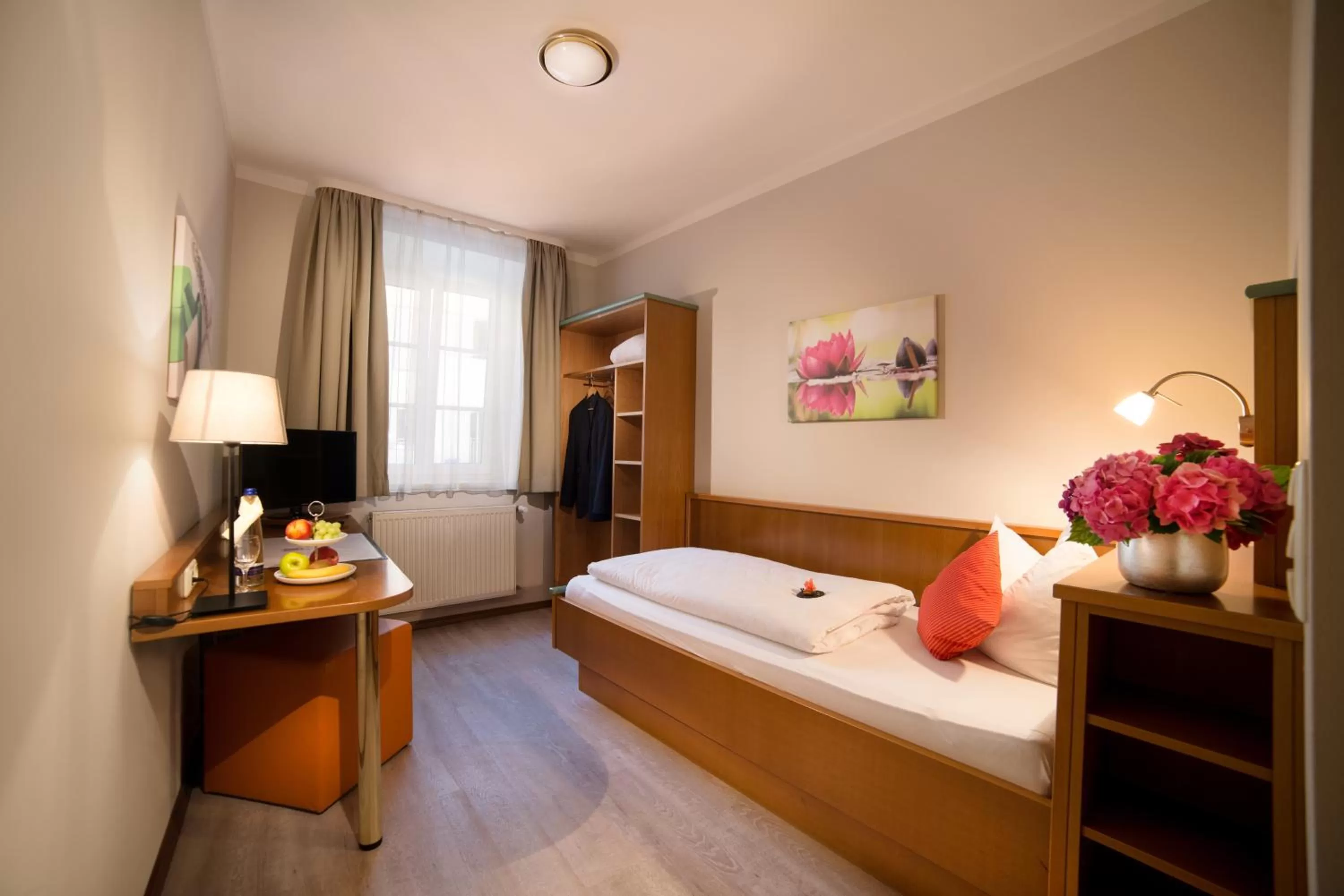 Photo of the whole room, Bed in Boardinghouse Hotel Münchner Hof Pfarrkirchen