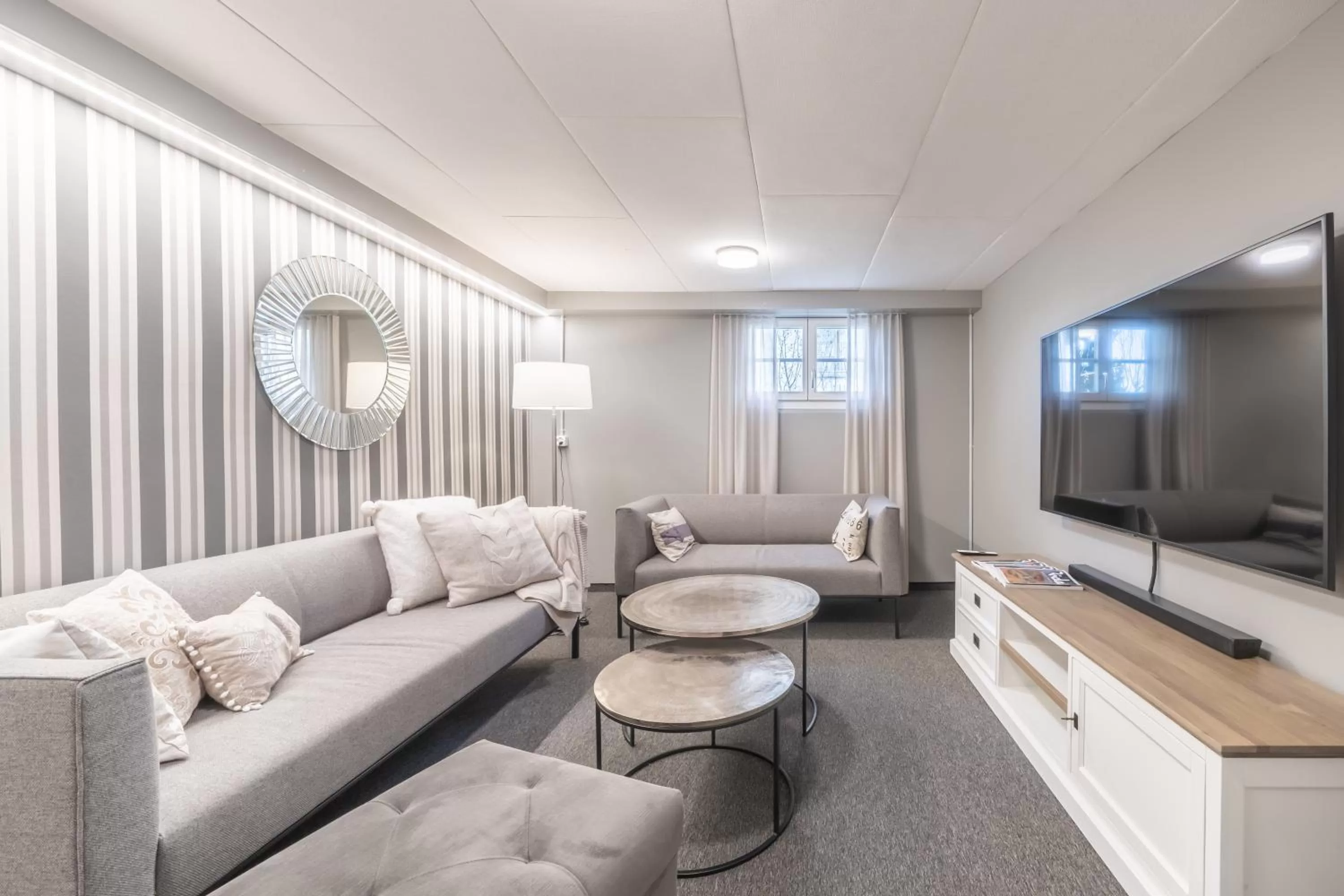 Communal lounge/ TV room in Verena's Boutique Villa au lac