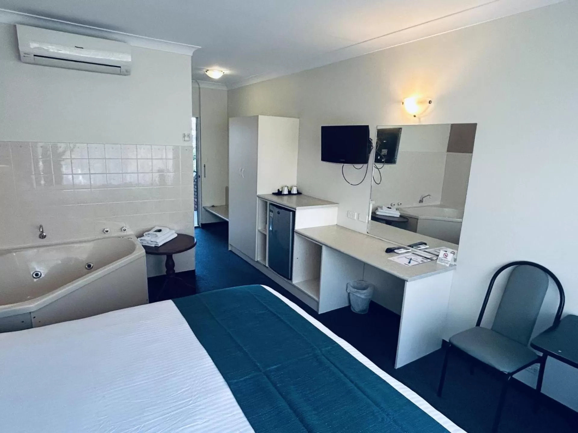 TV/Entertainment Center in Buffalo Motor Inn