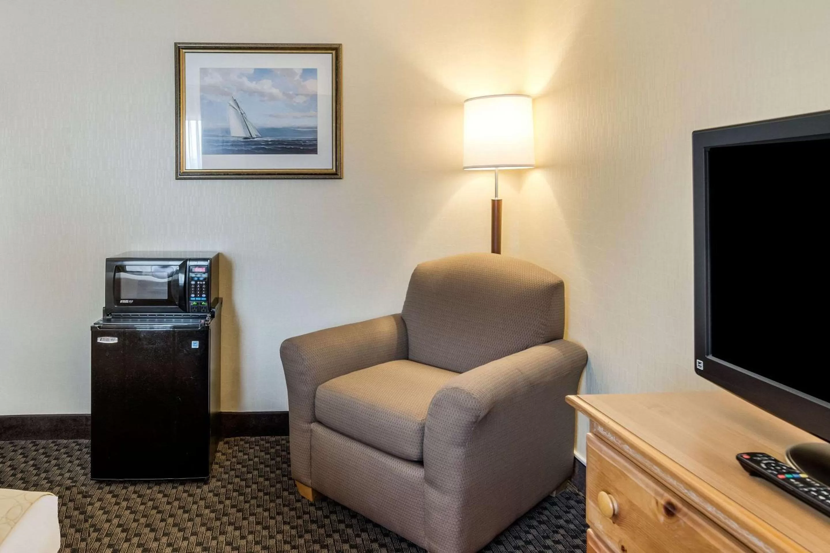 Photo of the whole room, Seating Area in Clarion Hotel Seekonk - Providence