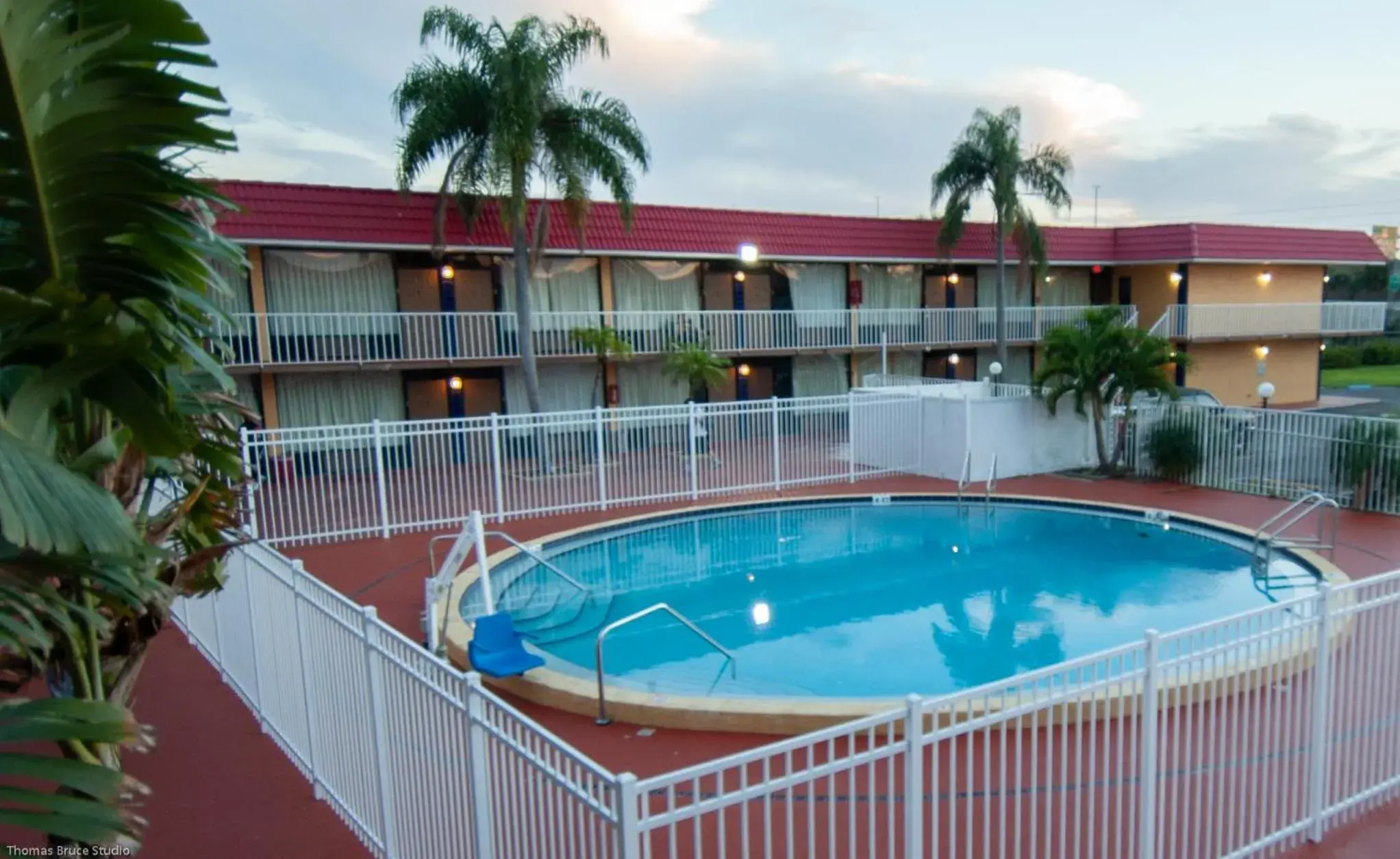 Express Inn & Suites - 5 Miles from St Petersburg Clearwater Airport Express Inn & Suites - 5 Miles from St Petersburg Clearwater Airport
