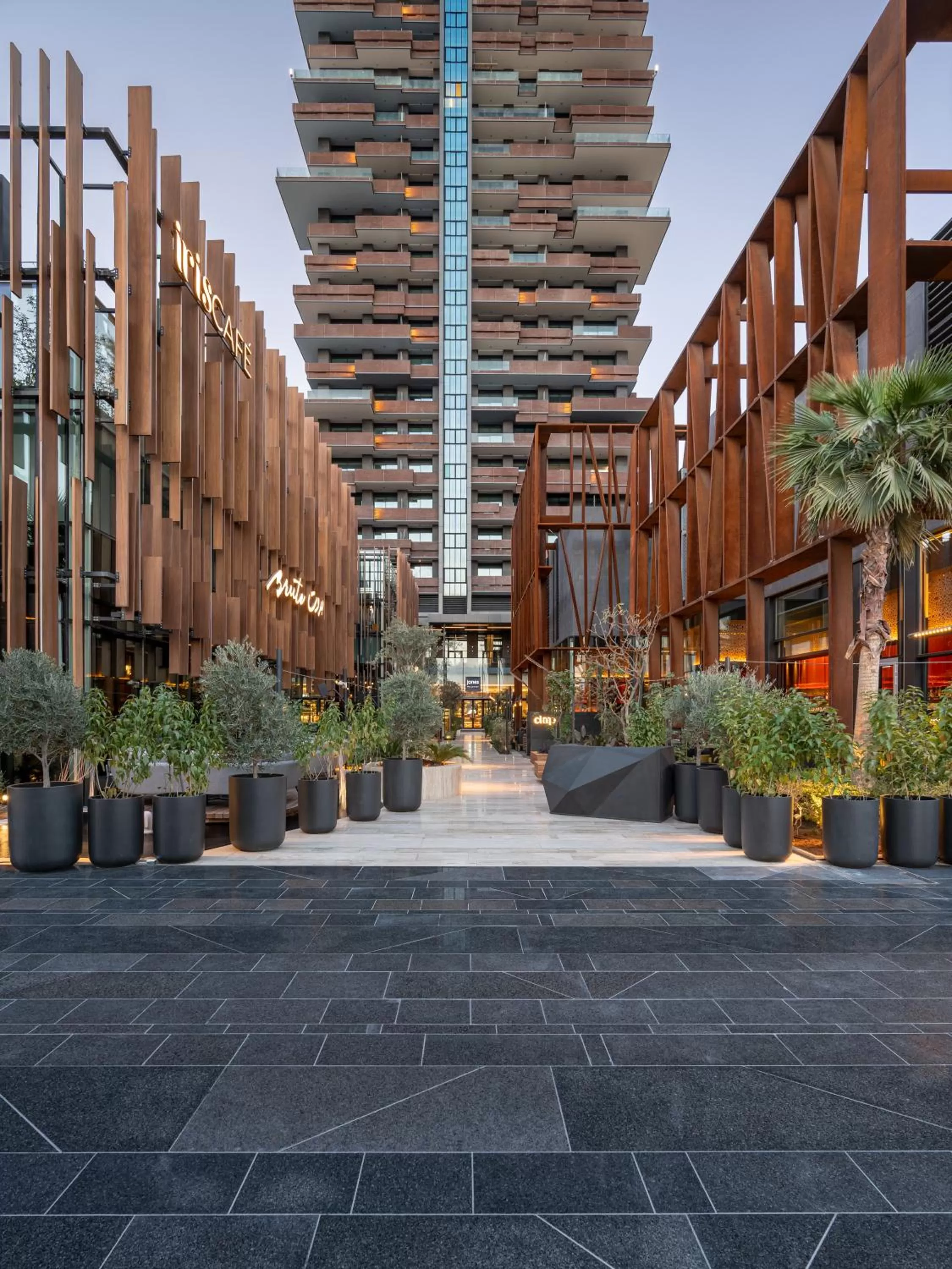 Restaurant/places to eat in Fairmont Ramla Riyadh