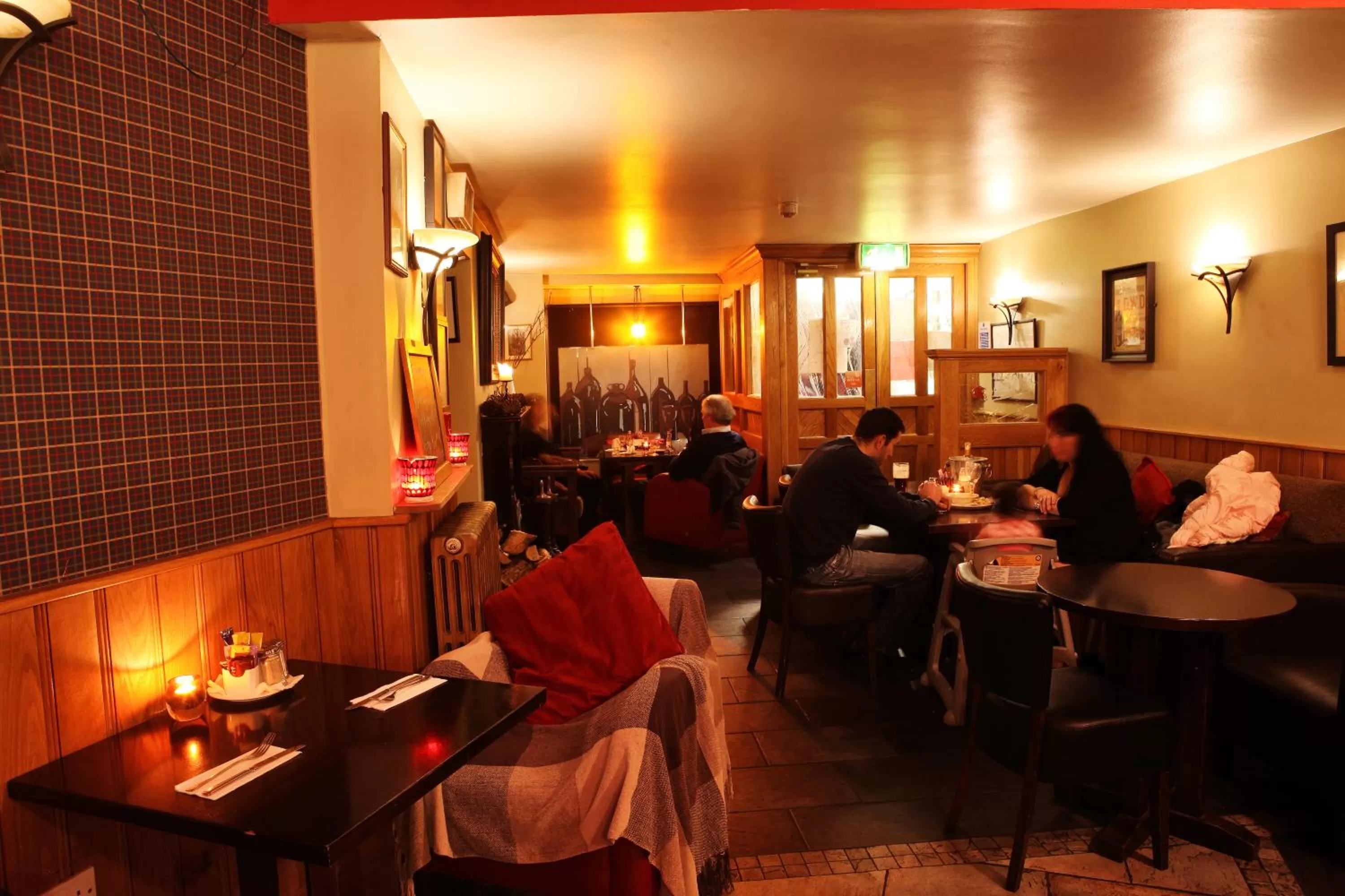 Restaurant/places to eat in Jacob's Well Hotel