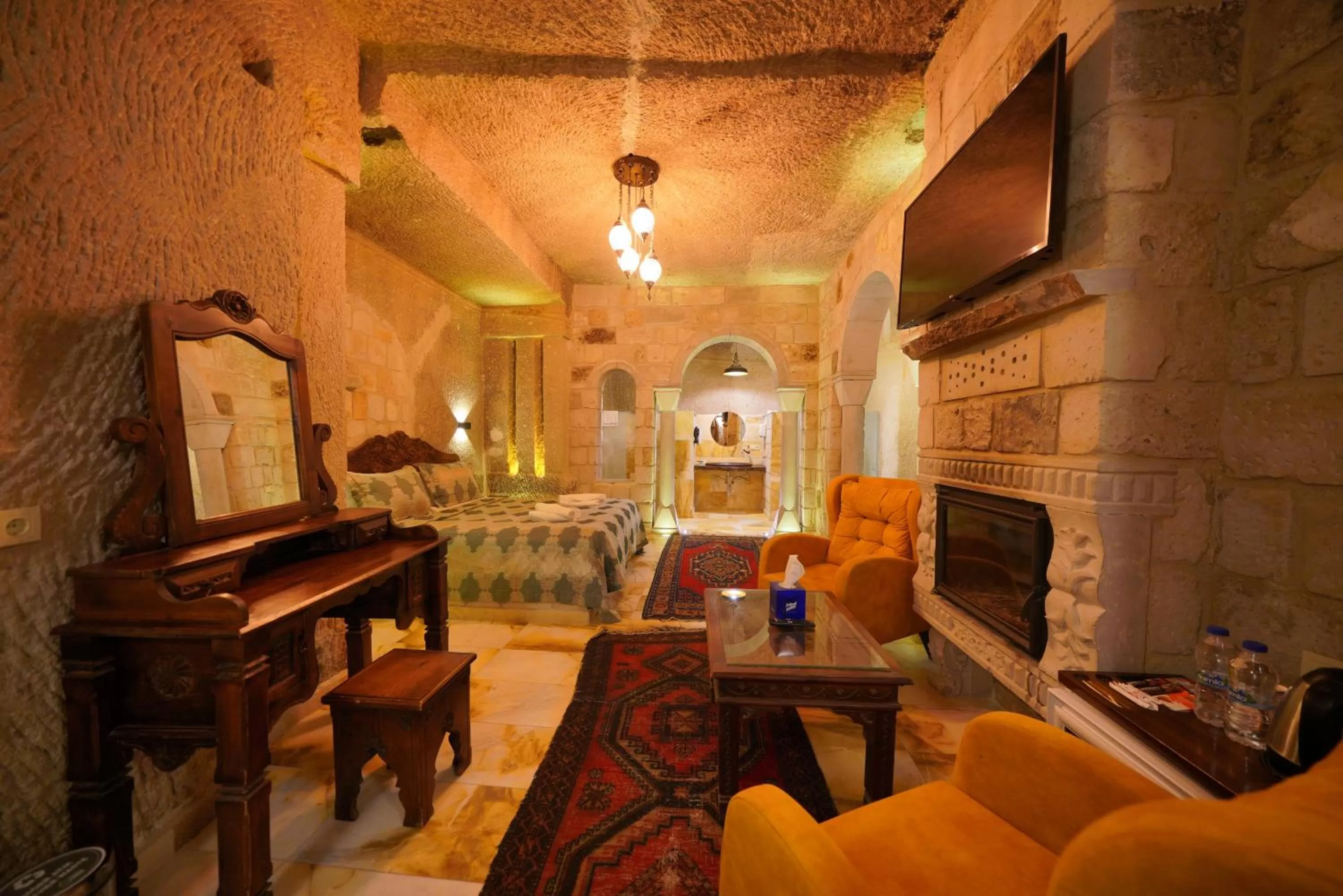 Communal lounge/ TV room in Shoestring Cave House