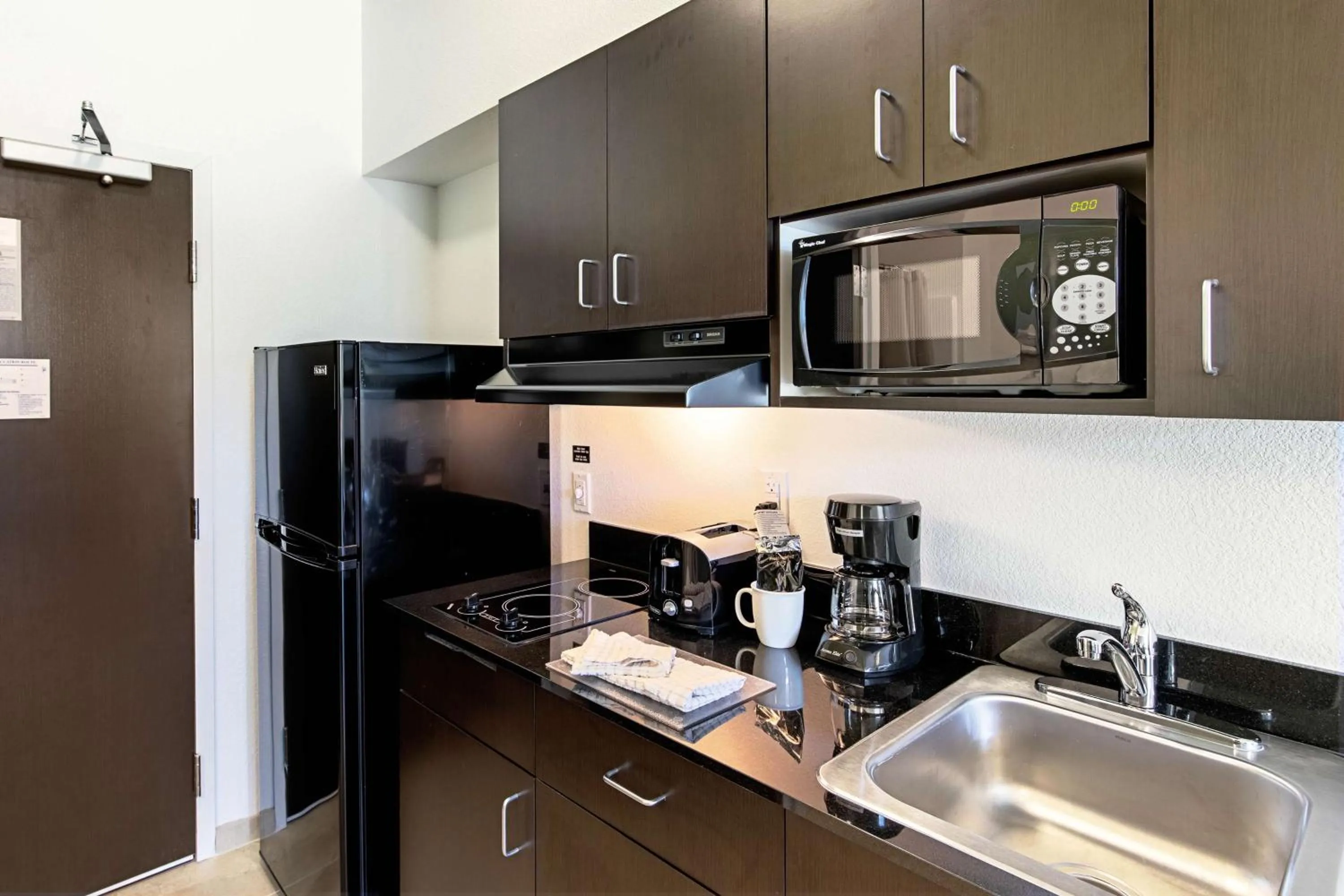 Kitchen or kitchenette in Studio 6 Austin Airport
