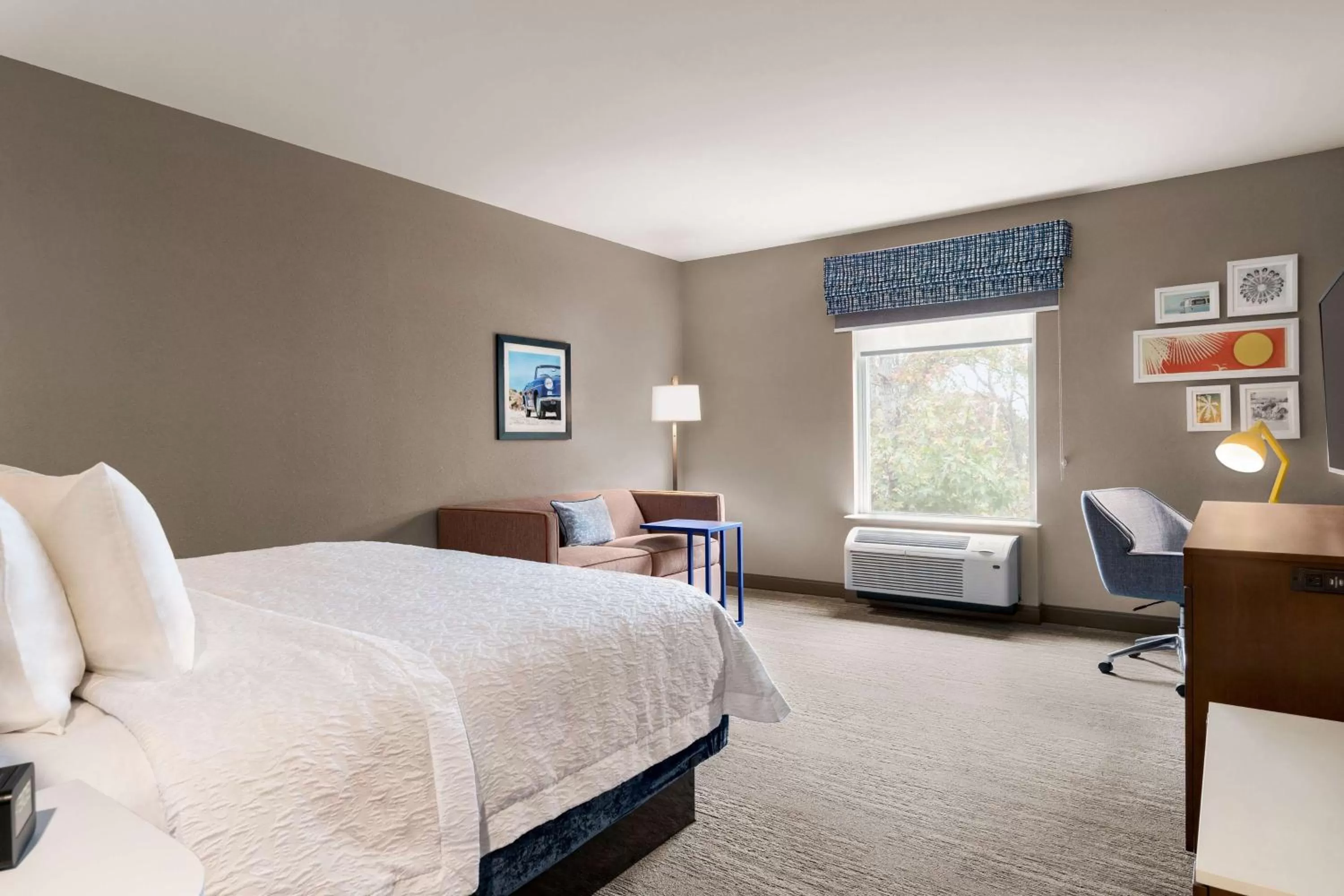 Bed in Hampton Inn & Suites Ocean City West