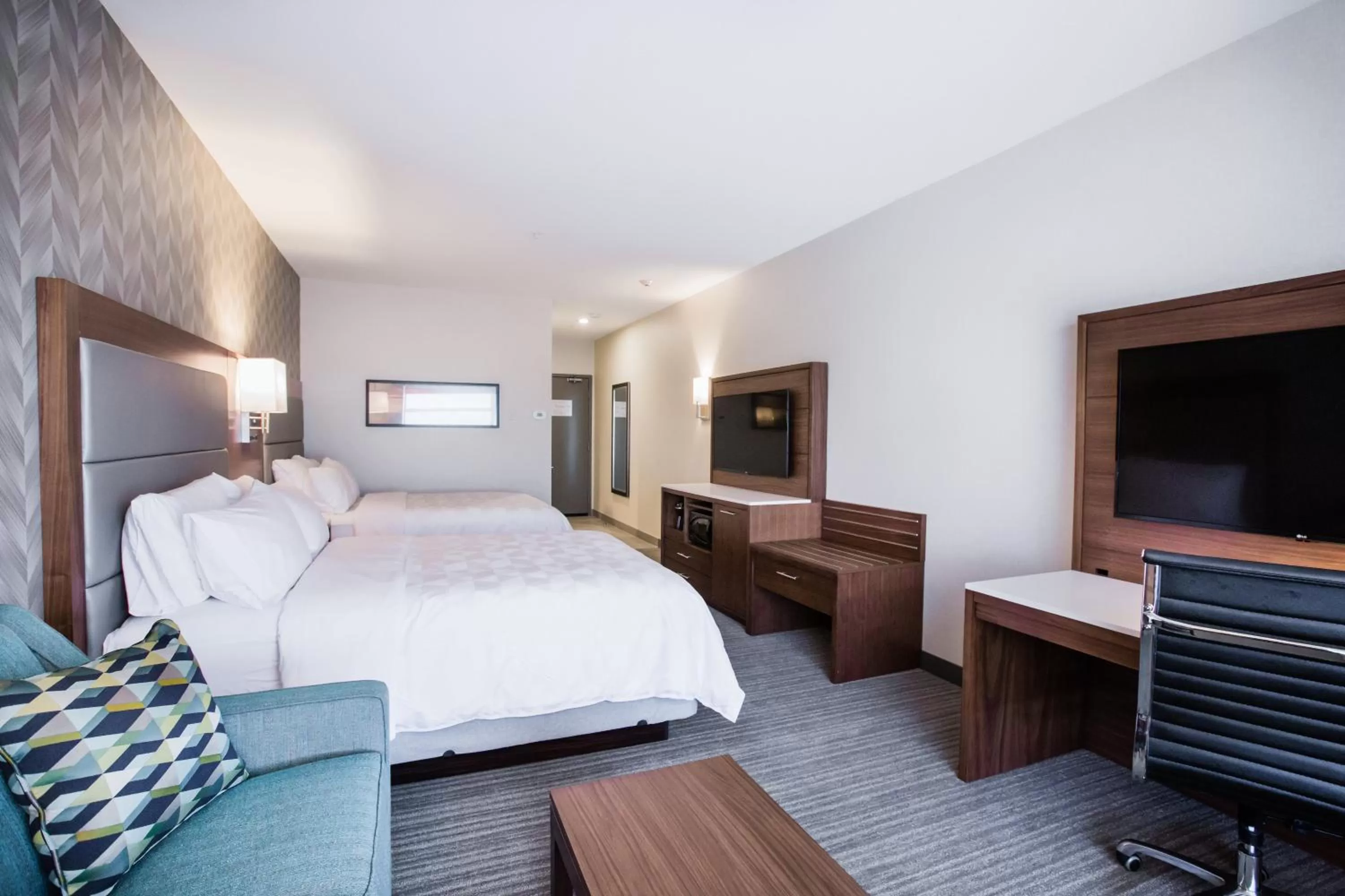 Photo of the whole room, Bed in Holiday Inn Hotel & Suites Calgary South - Conference Ctr by IHG