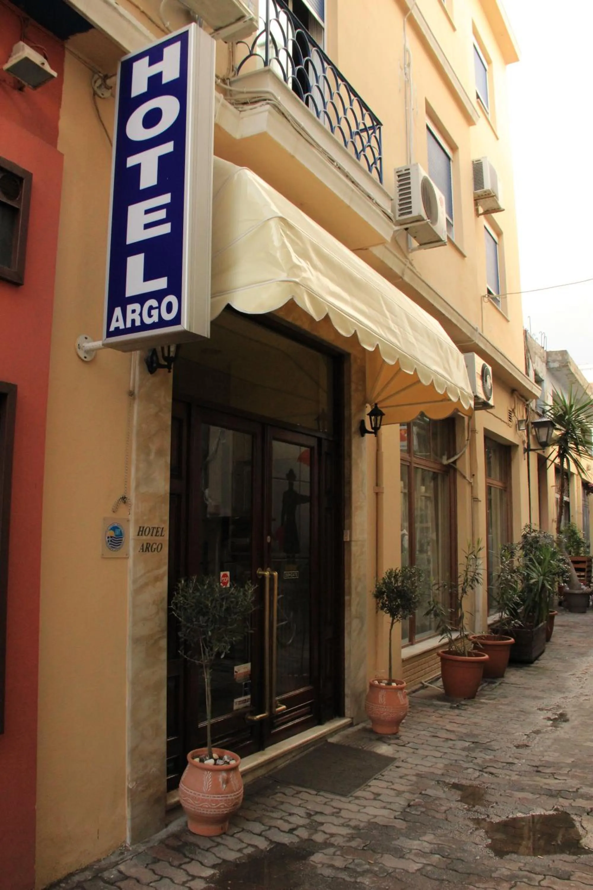 Facade/entrance in Hôtel Argo