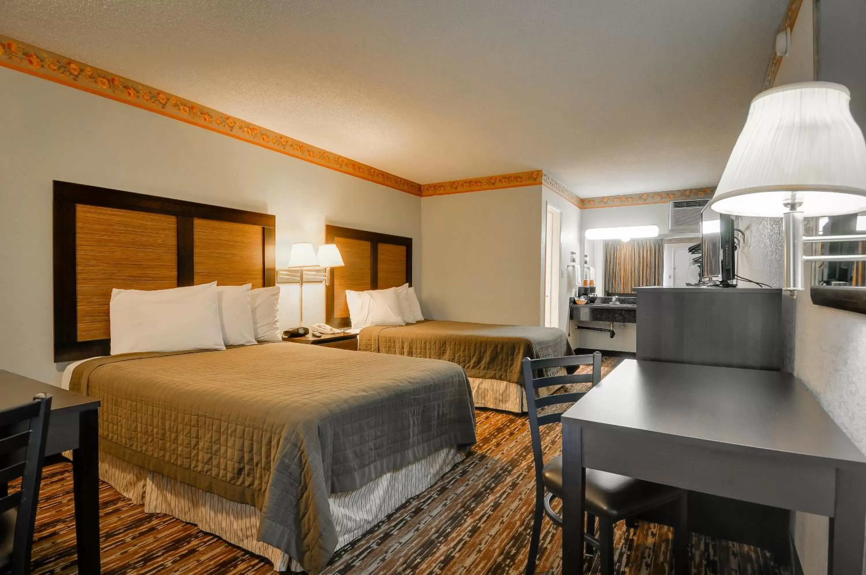 Queen Queen Bed Room in Vagabond Inn Sunnyvale Queen Queen Bed Room in Vagabond Inn Sunnyvale