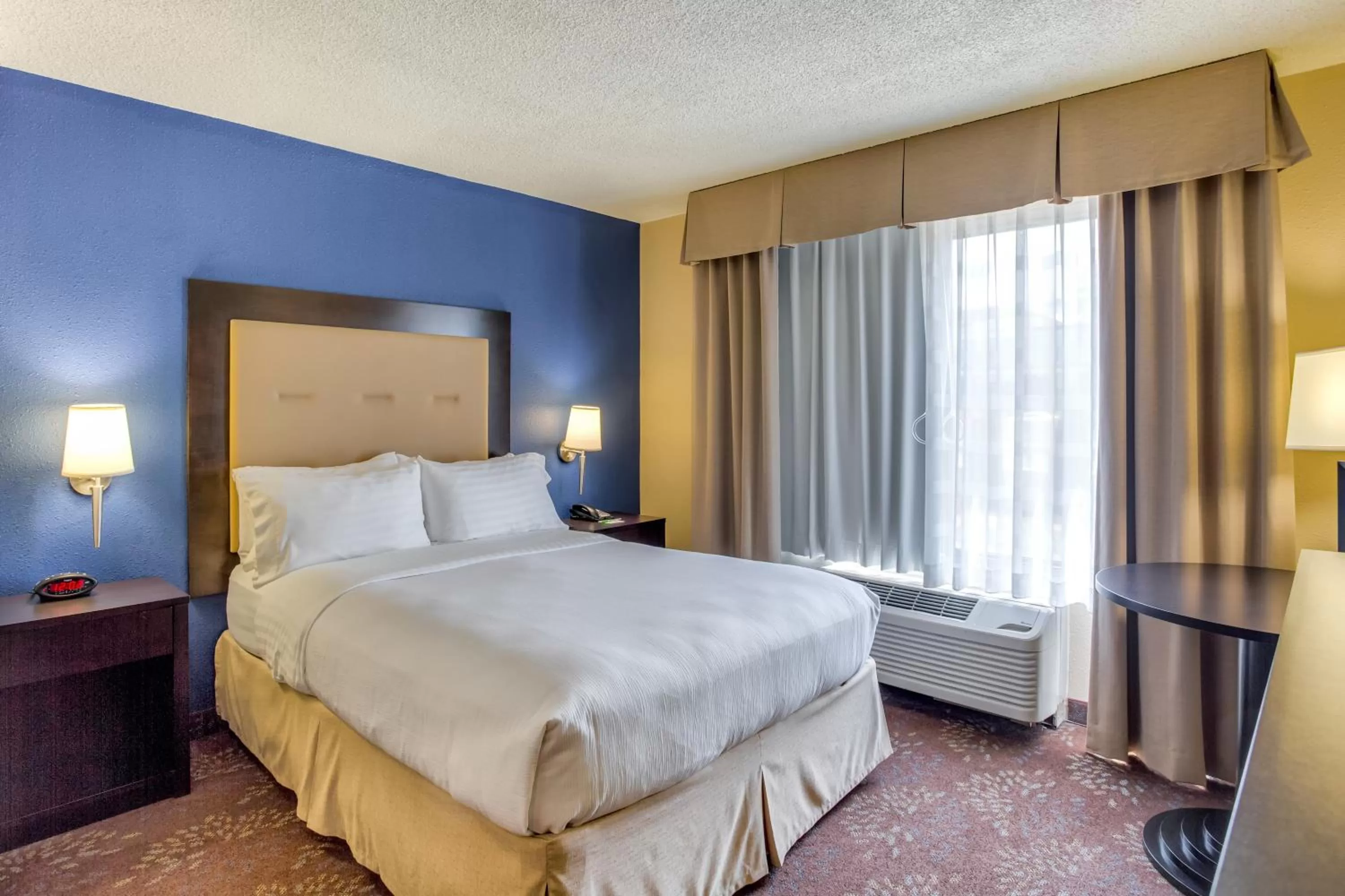 Photo of the whole room, Bed in Holiday Inn Indianapolis North-Carmel by IHG