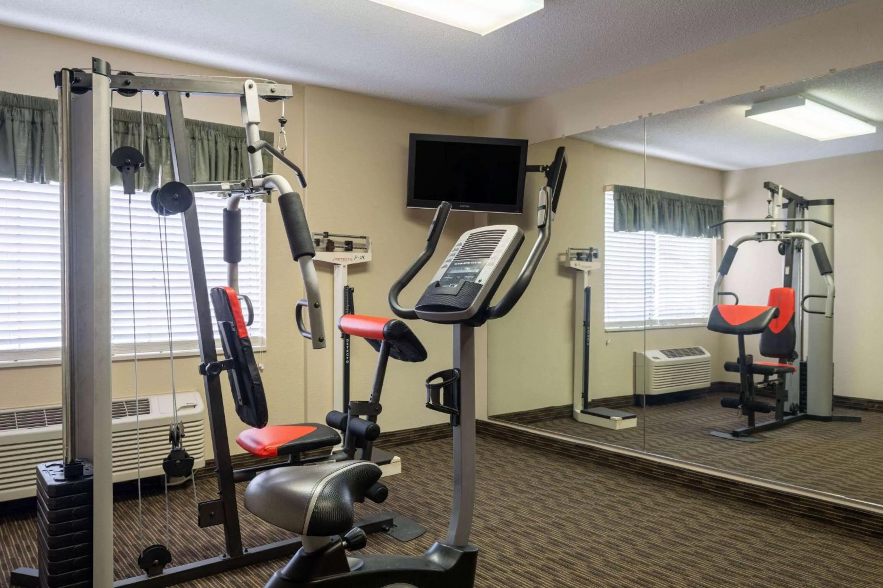 Fitness centre/facilities in AmericInn by Wyndham Cedar Rapids North