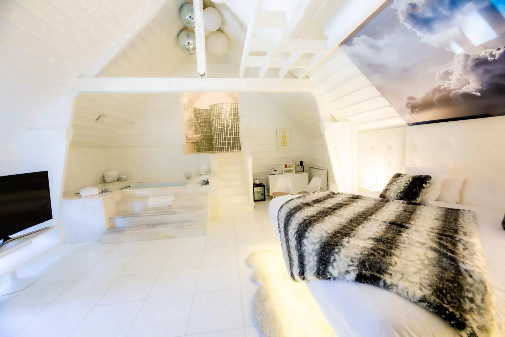 Photo of the whole room, Bed in Hotel et Spa Le Lion d'Or