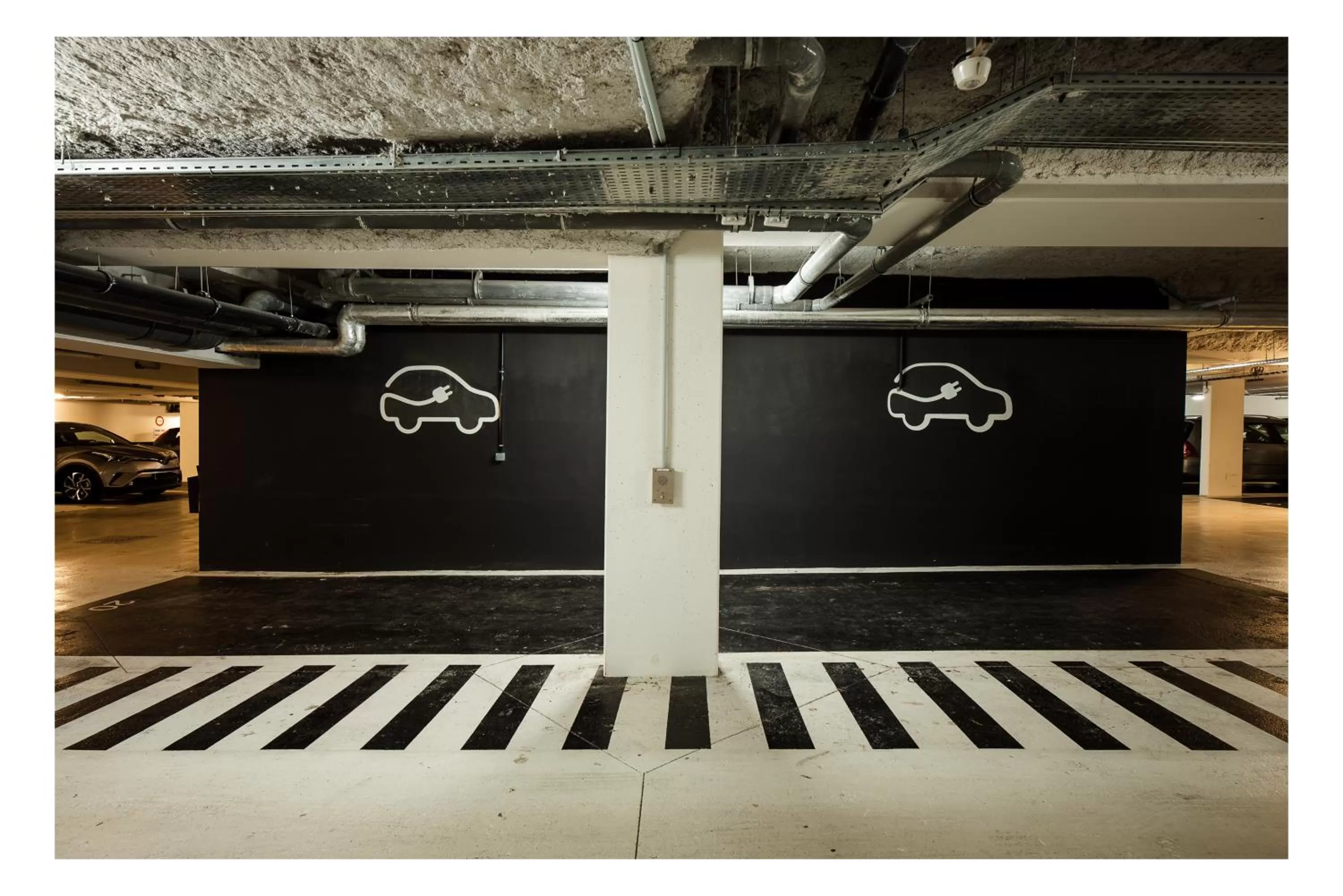 Parking in The Originals Boutique, Hôtel Maison Montmartre Paris Les Puces