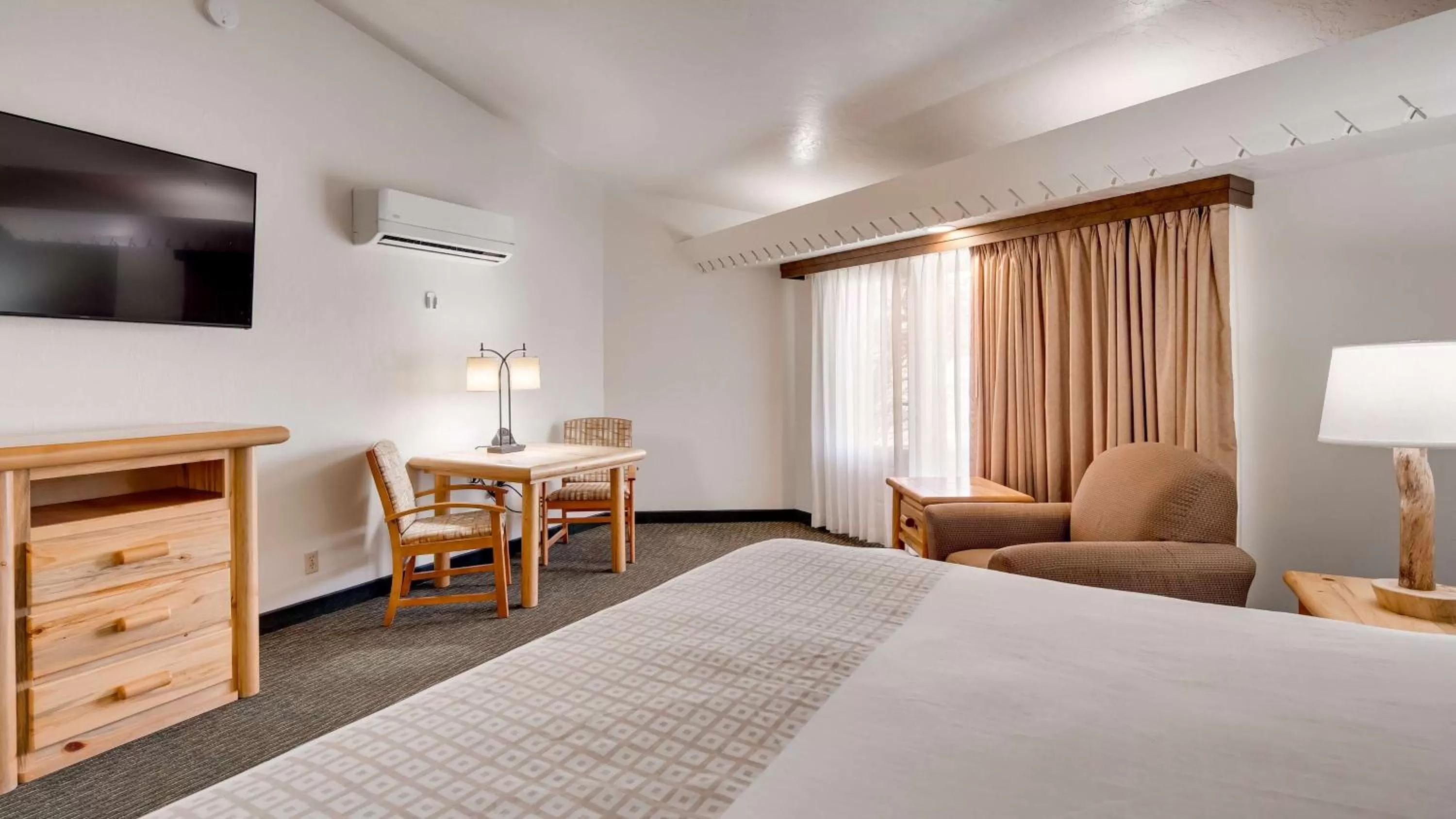 King Room with Bathtub - Disability Access/Non-Smoking in Best Western East Zion Thunderbird Lodge