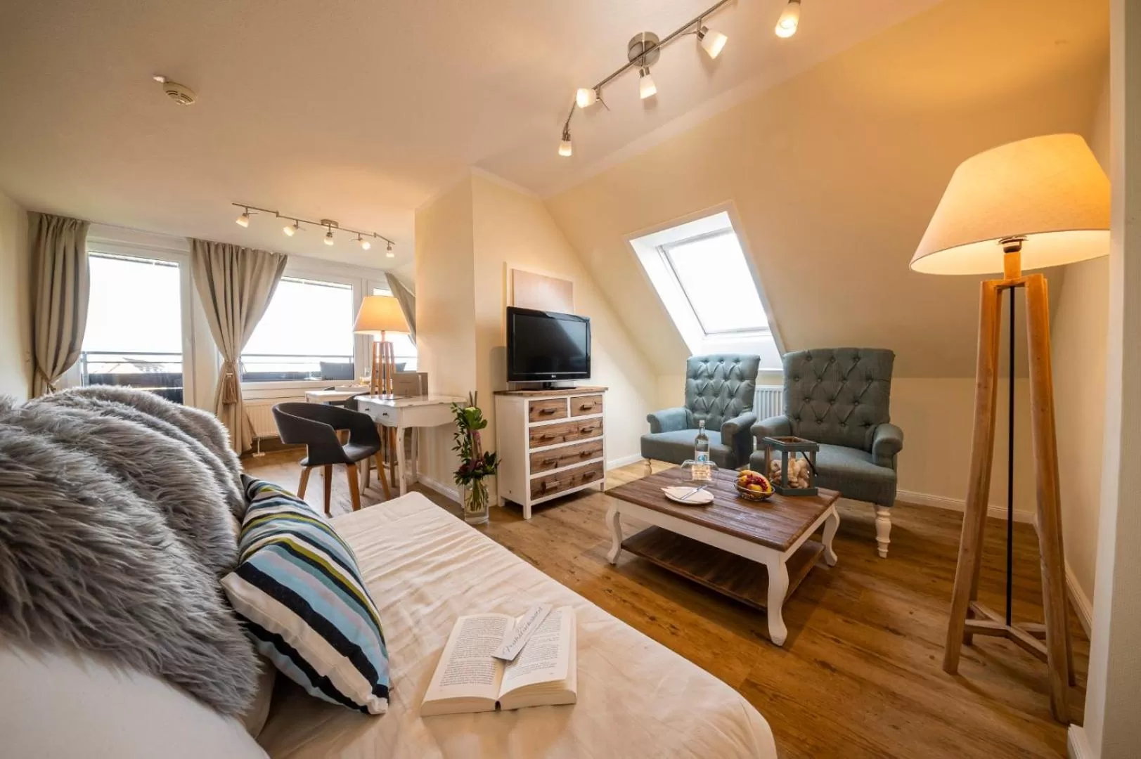 Living room, Bed in Das Frühstückshotel Büsum