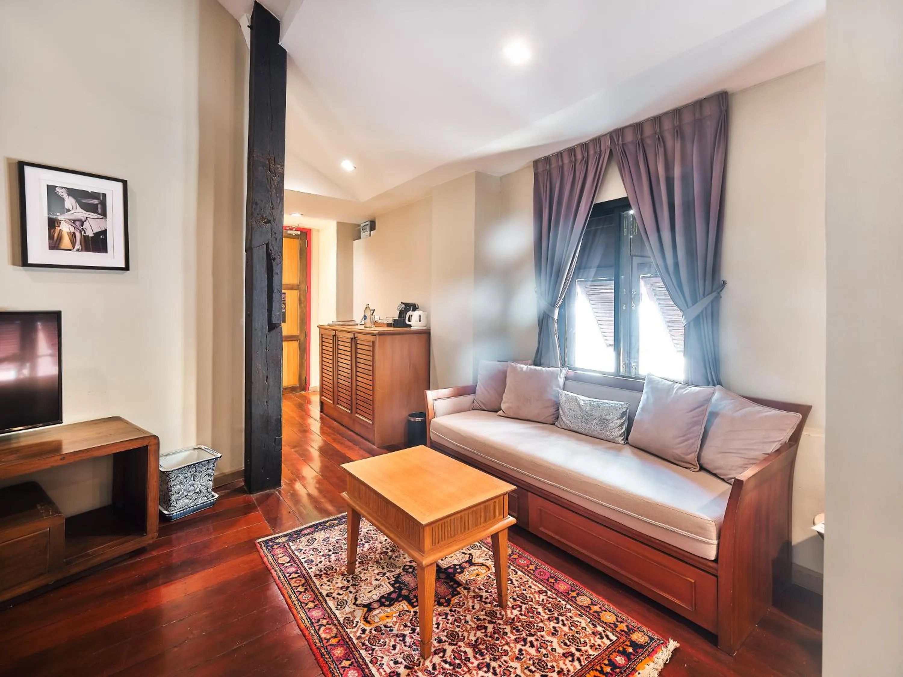 Living room in Prince Theatre Heritage Stay Hostel - Silom
