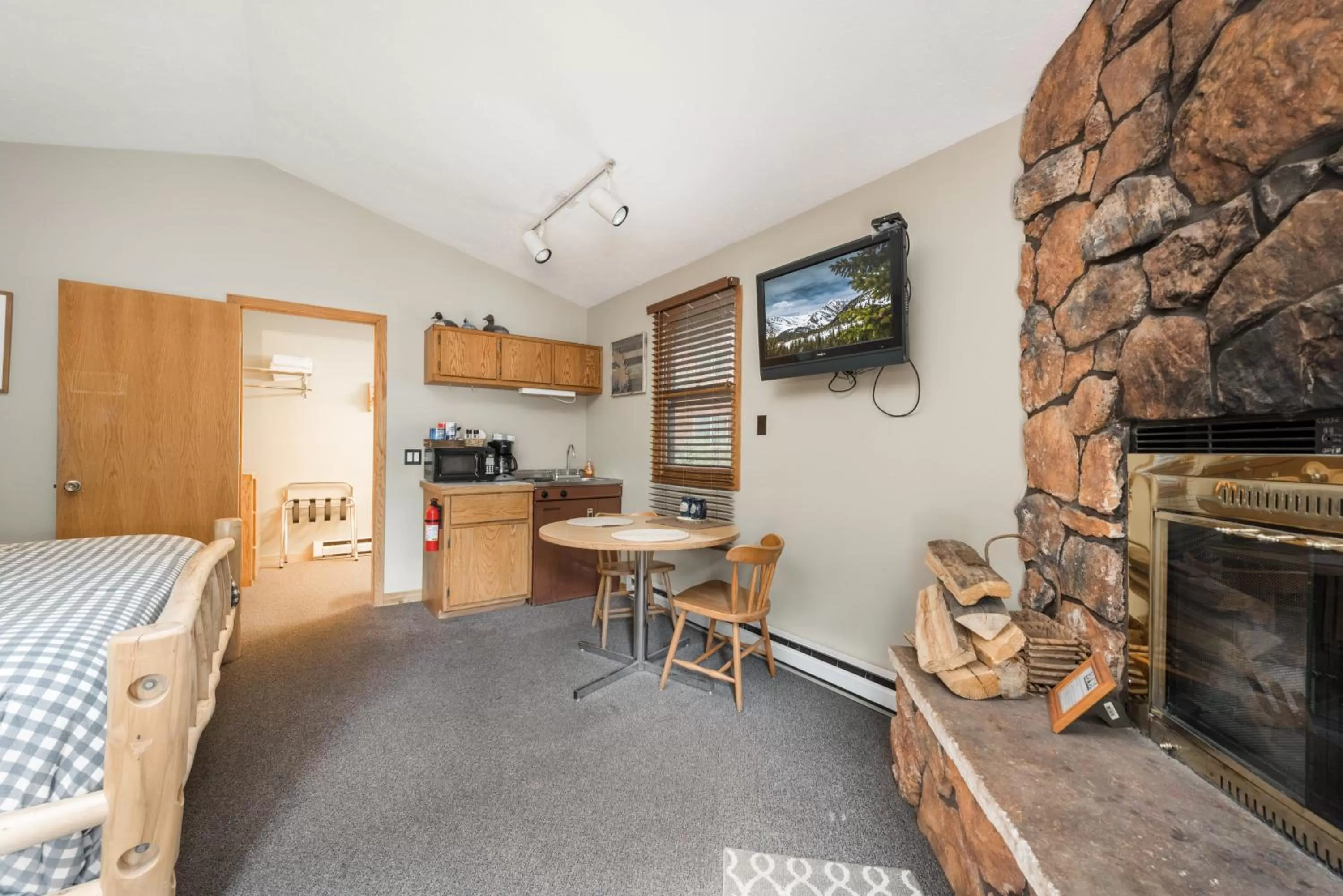 Bedroom in 4 Seasons Inn on Fall River