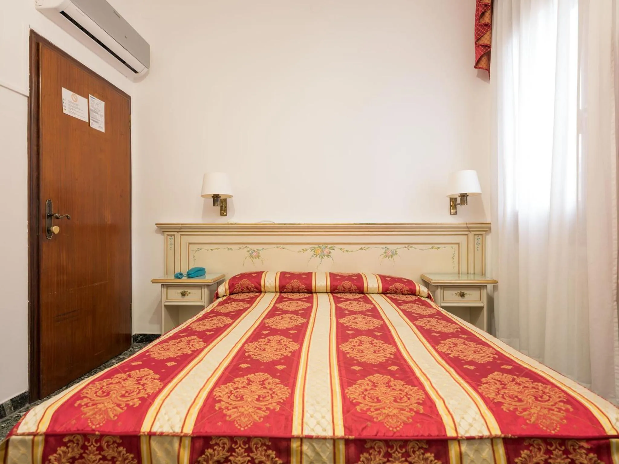 Bed in Albergo Basilea