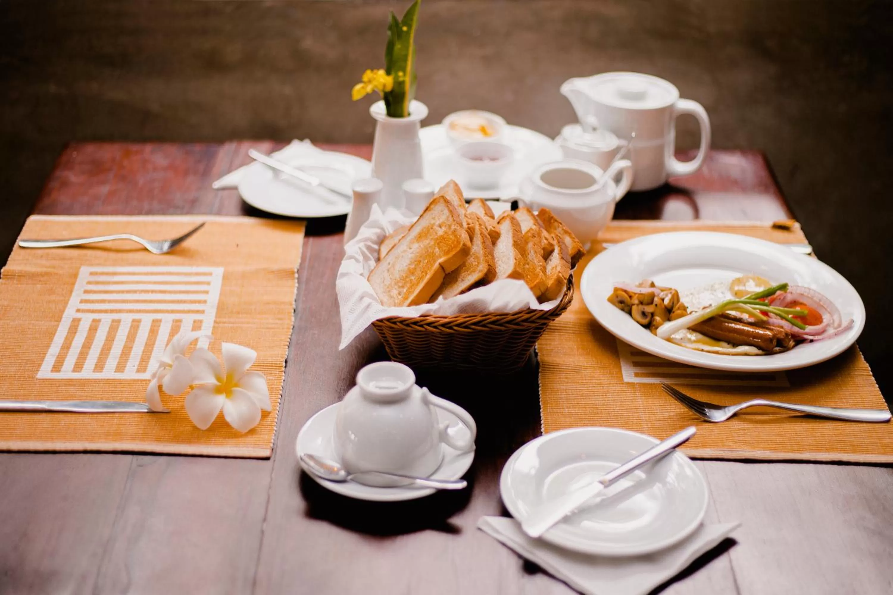 Restaurant/places to eat in St.Lachlan Hotel & Suites