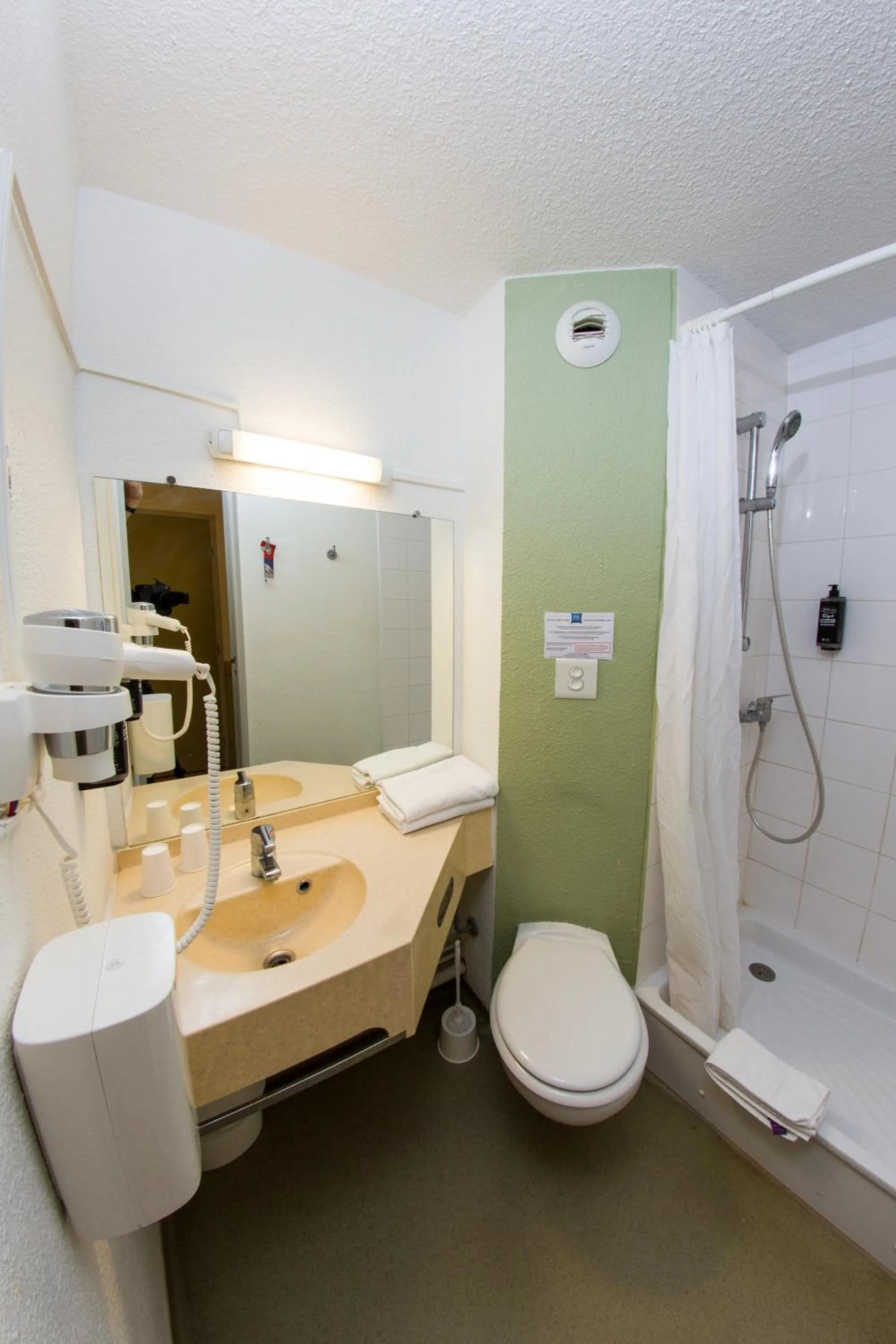 Shower in Ibis Budget Boulogne-Sur-Mer Centre les Ports