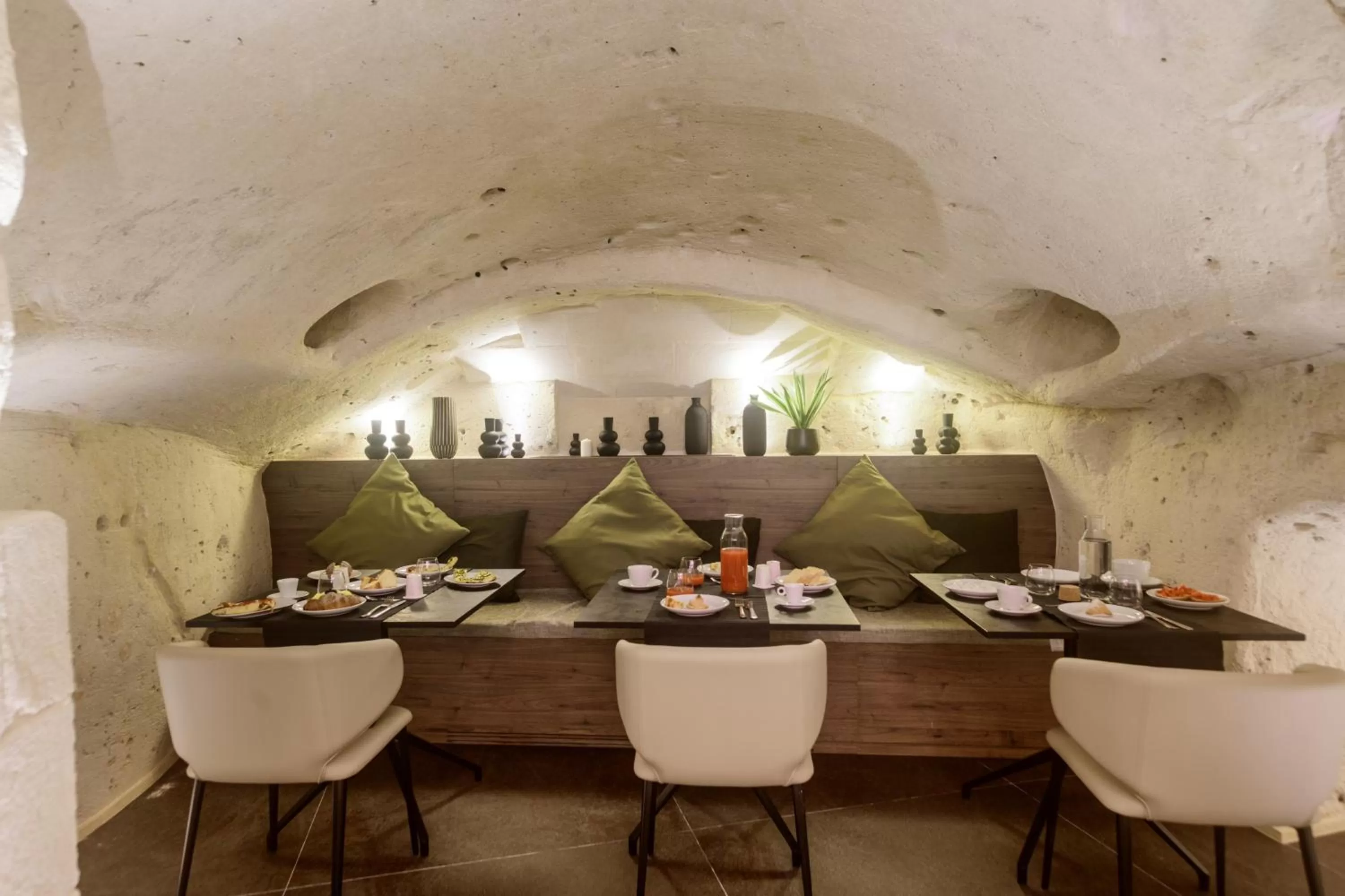 Restaurant/places to eat in Le Malve Cave Retreat